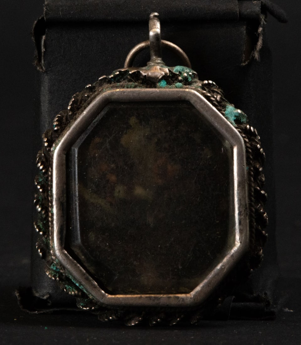 Colonial reliquary in octagonal silver filigree, 17th century: Measurements: 1 x 5 x 4 cm
