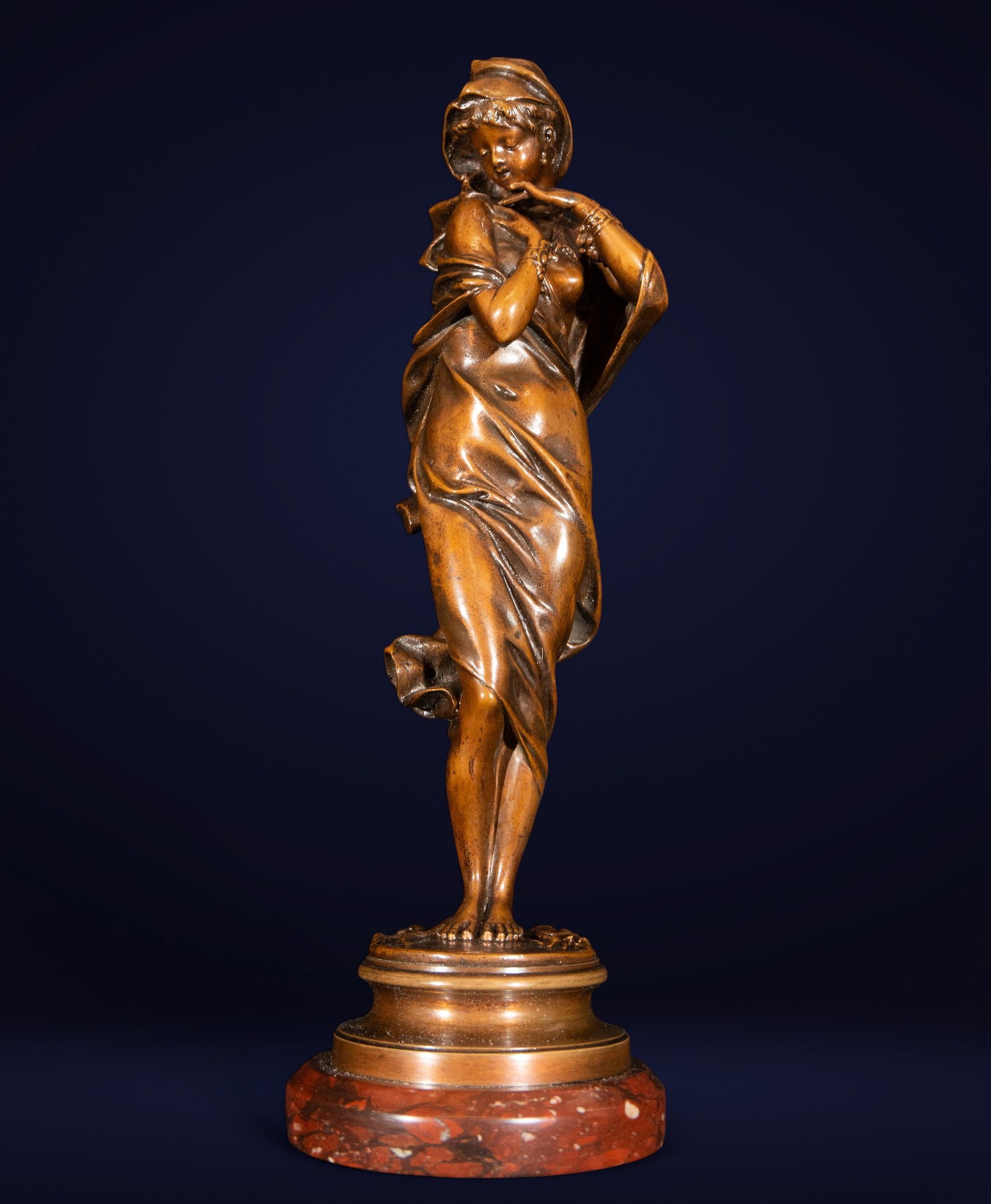 Art Nouveau Lady sculpture in bronze, circa 1900: Bronze. Measurements: 38 cm x 15 cm x 16 cm