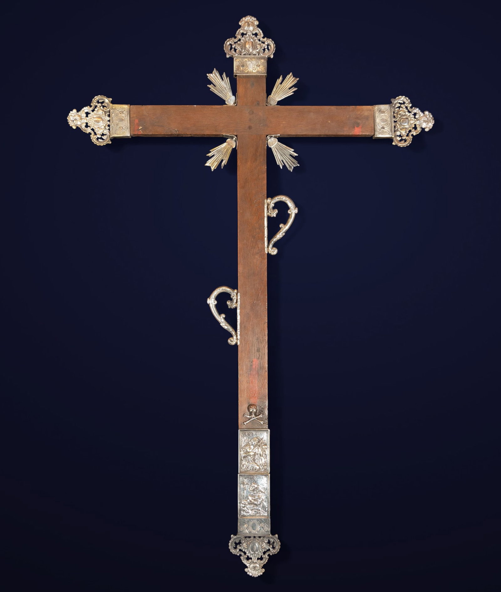 18th Century Mexican Colonial Cedar and Silver Cross for Christ - 2.6kg of Fine Silver: Metal. Measurements: 128 cm x 83 cm