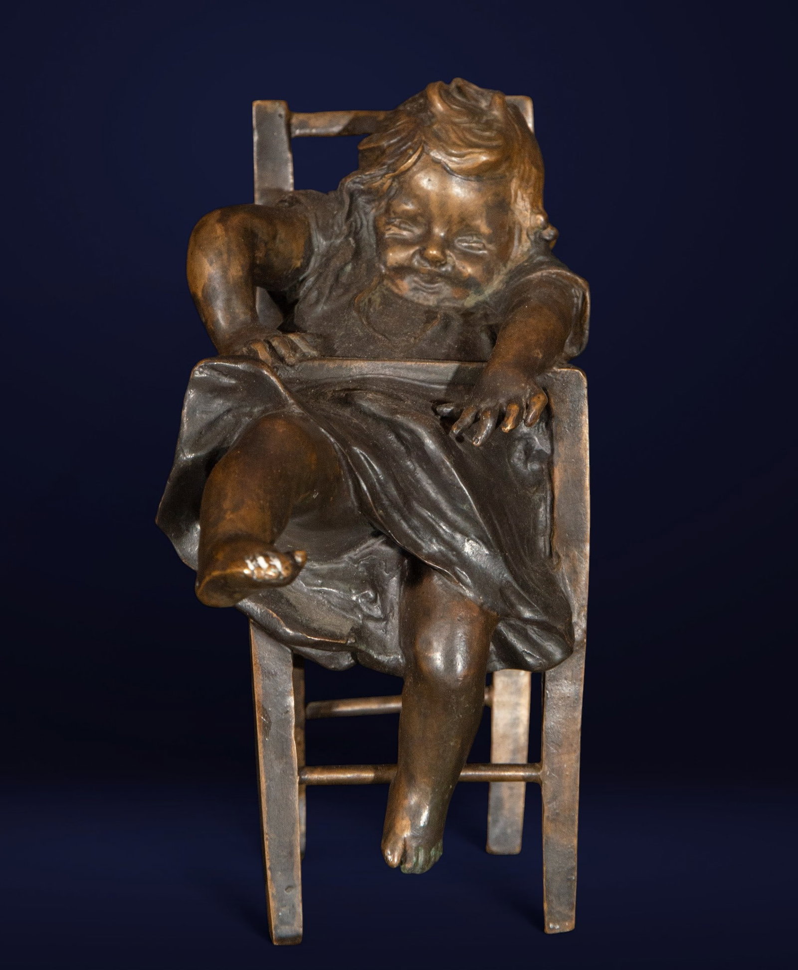 Seated girl in bronze, 19th century, Juan Clarà, signed: Bronze. Measurements: 23 cm x 11 cm x 17 cm
