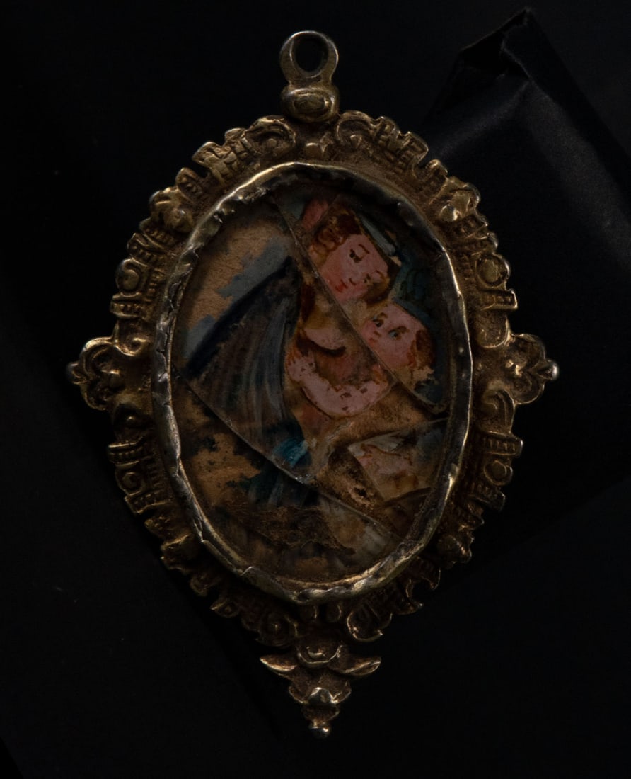 Italian reliquary representing Virgin with Child and Saint Francis of Assisi, 18th century: Painted on glass, one of them broken. Measurements: 1 x 7 x 5 cm
