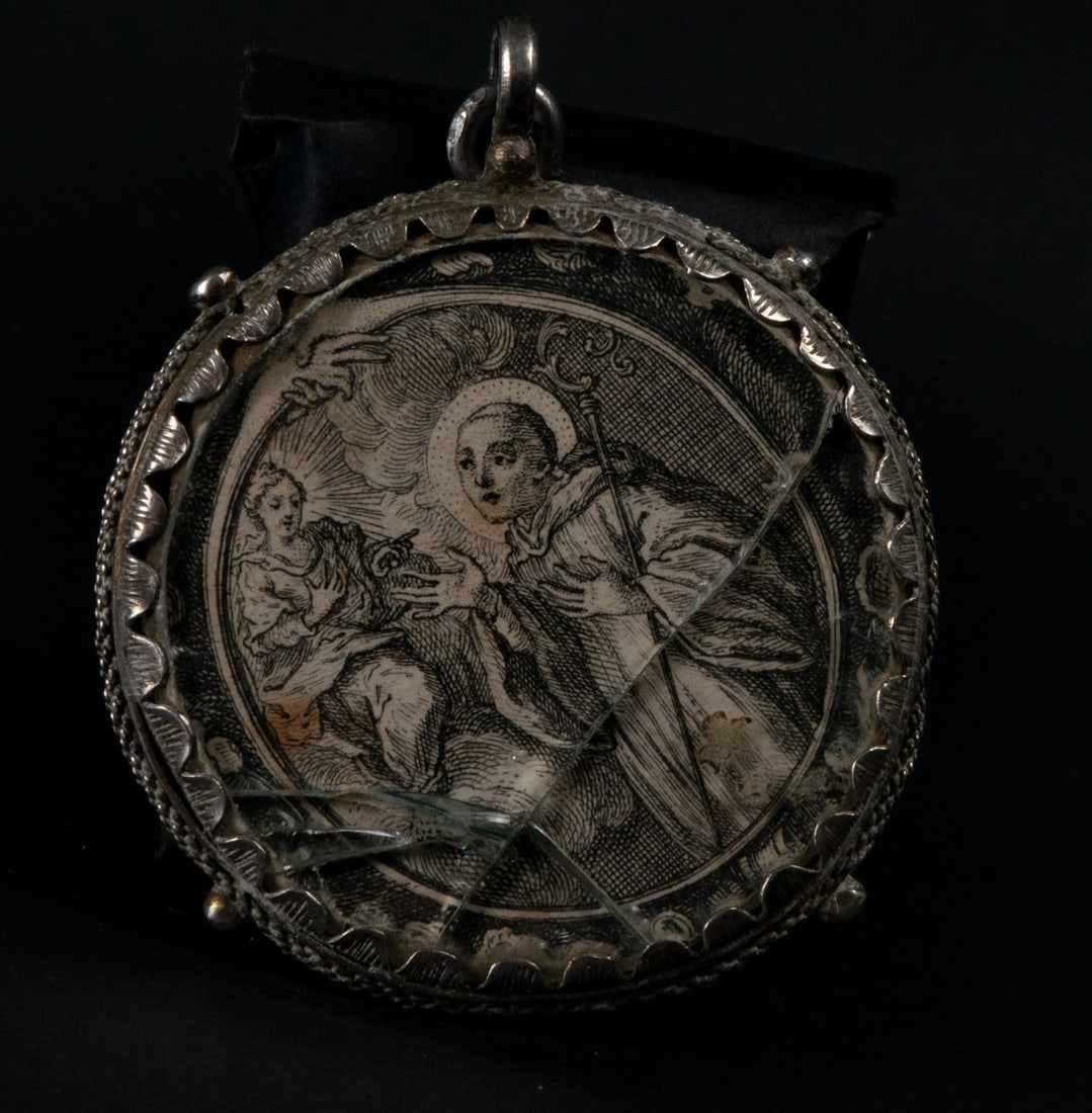 Silver oval pendant type reliquary with Engravings of the Virgin appearing to Saint Anthony and the: Measurements: 1 x 7 x 5 cm