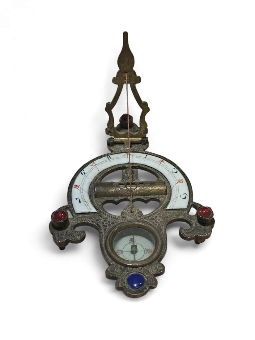 19th Century Chinese Portable Sundial in Engraved and Enameled Bronze: An exceptional 19th-century Chinese portable sundial, finely crafted from engraved and enameled bronze. This instrument, with its precise details, testifies to the masterful craftsmanship and scientif