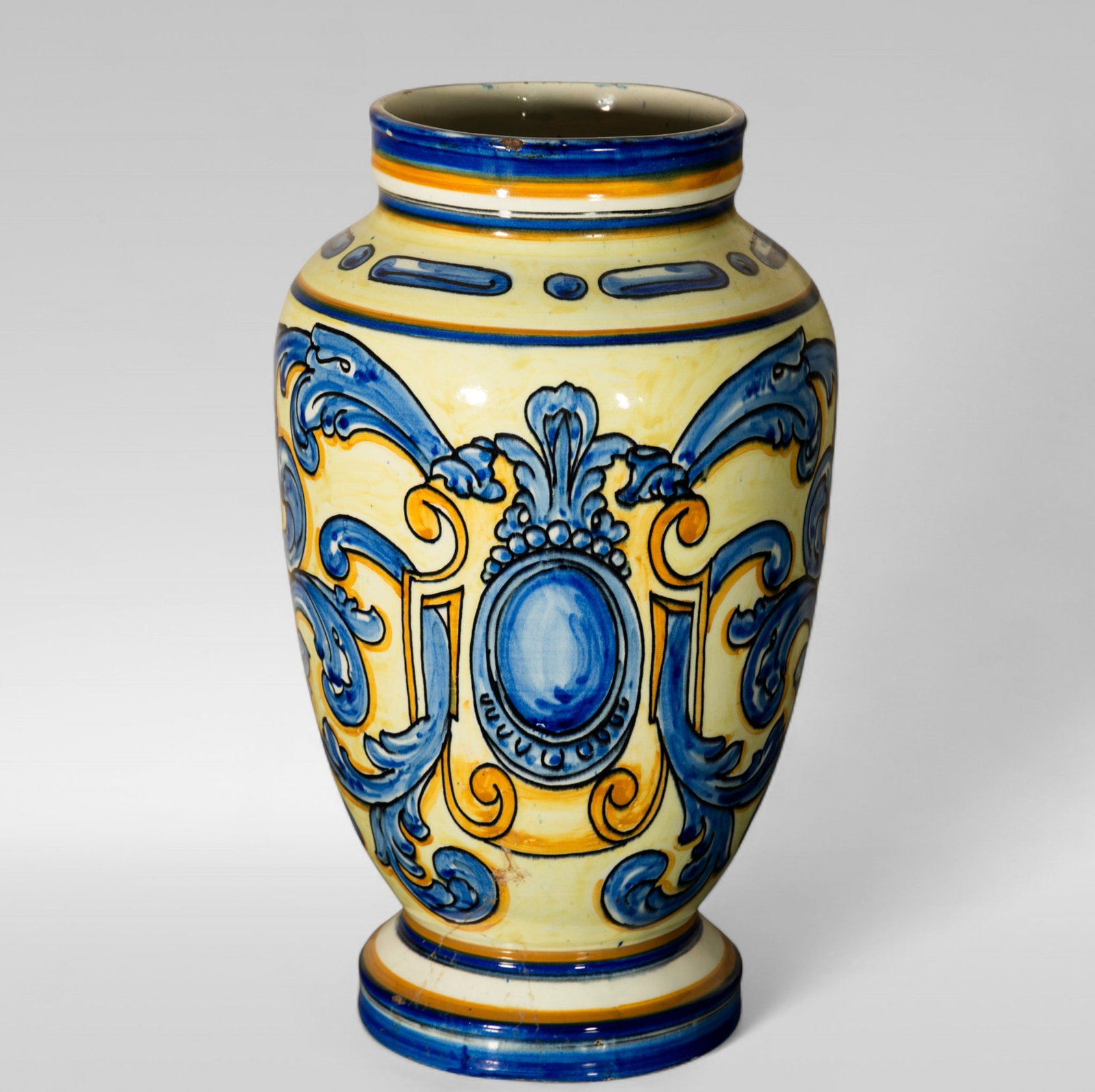 Talavera ceramic vase. Early 20th century.: Measurements: 36 x 20 cm
