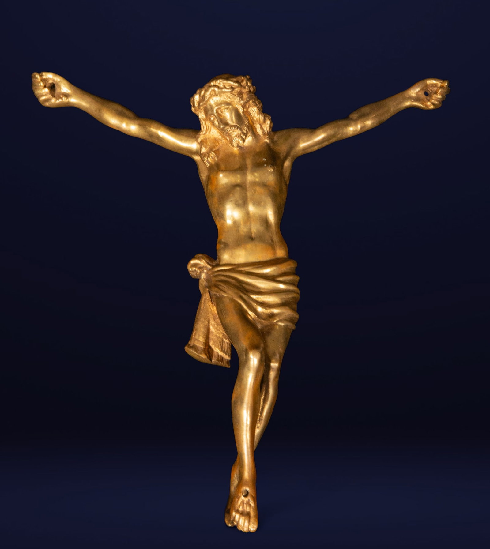 Christ Crucified. Spanish School. 17th Century: Carved and gilded wooden sculpture. Dimensions: 68 x 45 cm. Christ appears with his head bowed and the loincloth tied at his side, following the Baroque typology of the 'Expiring Christ'. The detailed