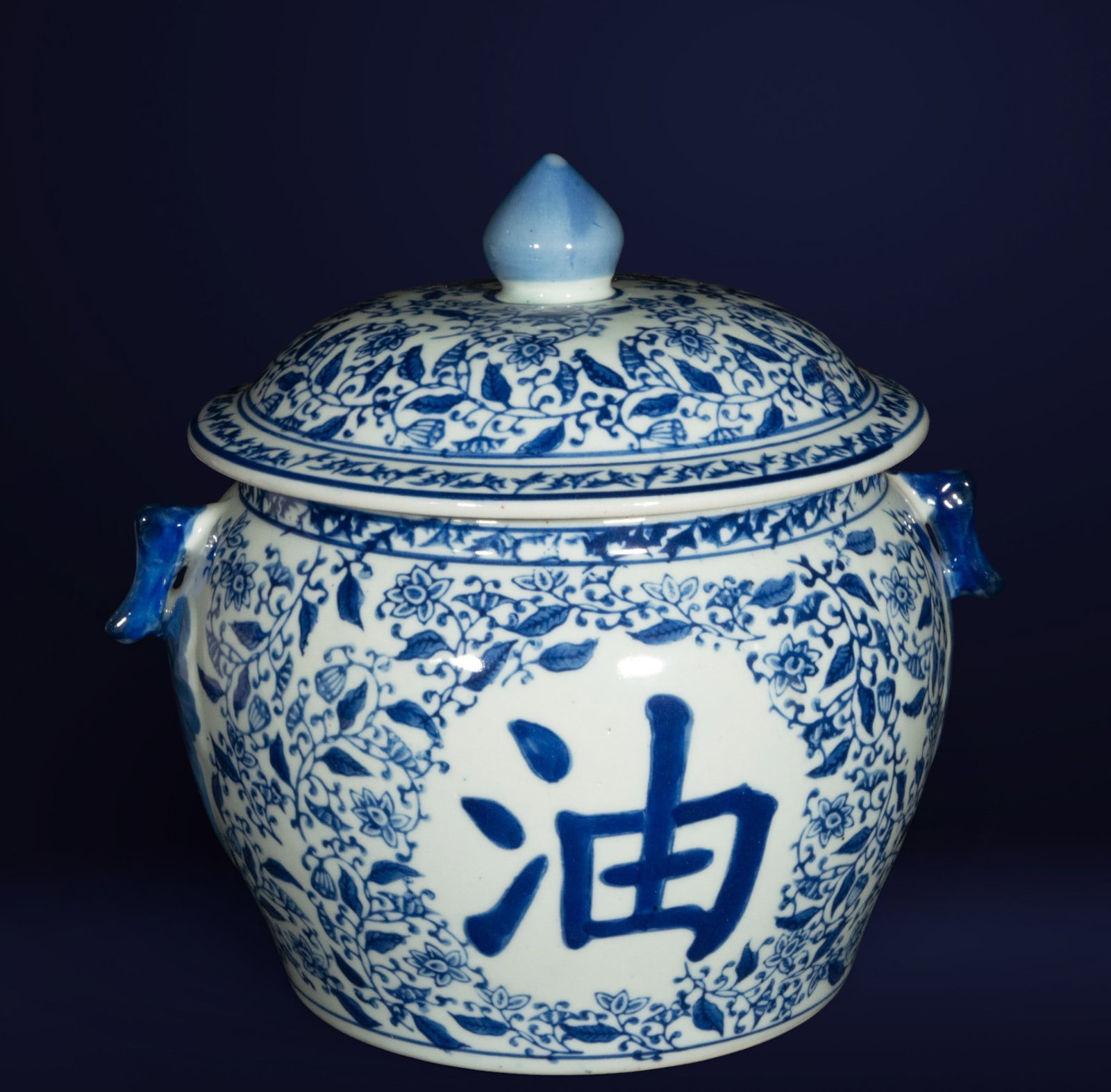 Blue and white Chinese porcelain vase with stamp. Chinese school. 19th century.: Chinese porcelain jar with lid, decorated in cobalt blue on a white background with floral motifs and calligraphic characters. Measurements: 24 x 21 x 20 cm. Work of elegant Ming style, made at the en
