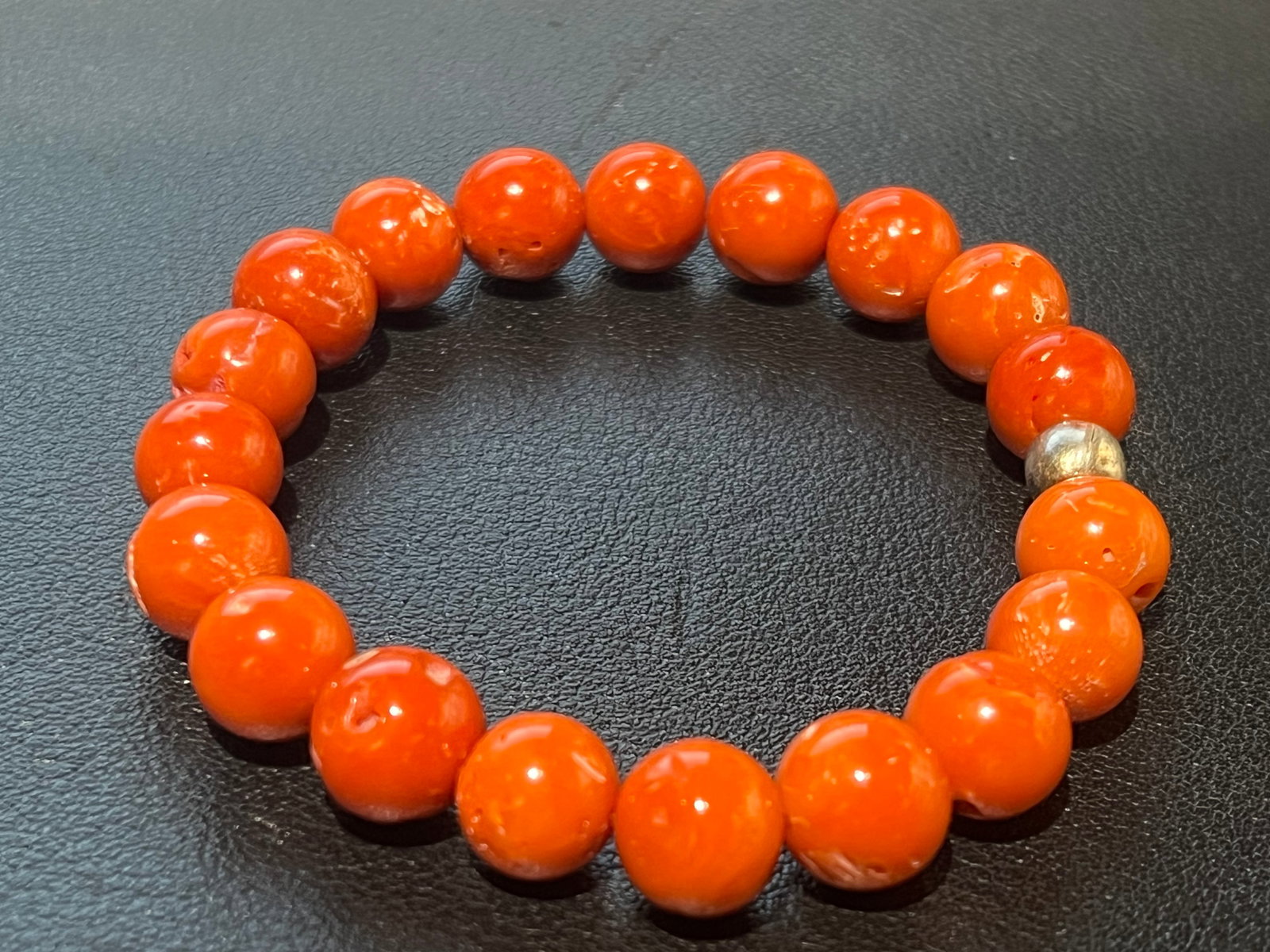 Important lot of 19th old Trapani red coral 0.9cm large beads: 25.05g, 125,25ct