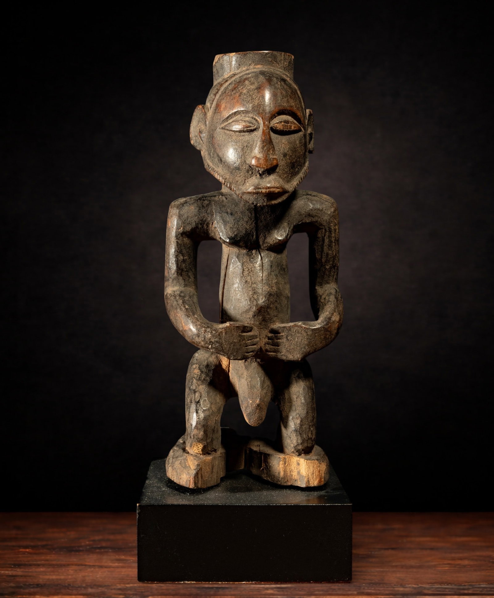 Rare Luba/Kusu Fetish - DRC - African Art - Mid-20th Century: Materials: Wood. Size: 22.5 x 8 x 7 cm. Size details with base: 26.5 cm high. Provenance: Important private collection.
