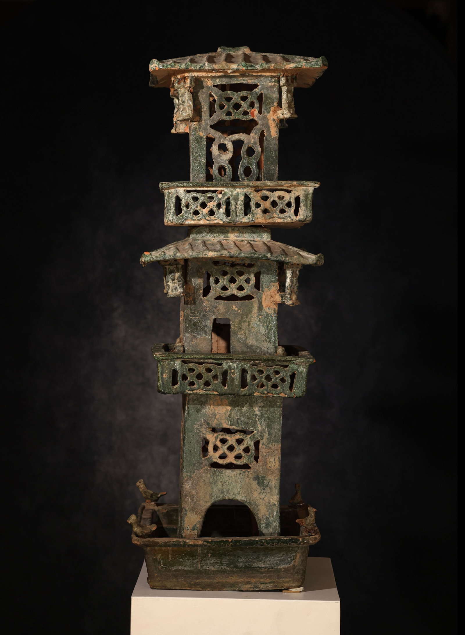 Exceptional and Large Chinese Tang Dynasty Terracotta Pagoda - Han Period (202 BC - 220 AD): 90 x 33 x 33 cm. Good condition. Provenance: important Spanish private collection.