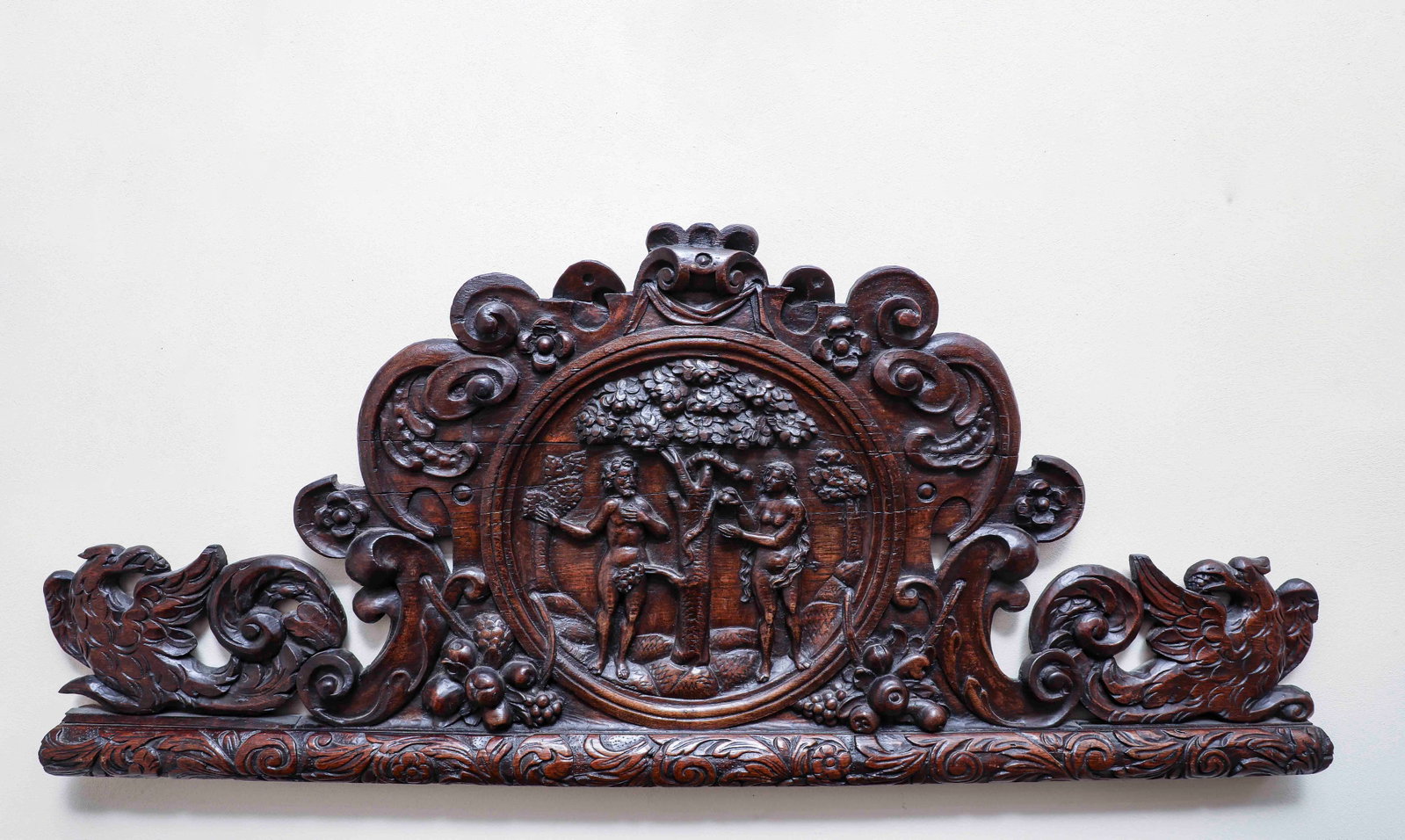 16th-17th Century Tudor Wall Door Finial in carved oak depicting Adam and Eve. England.: Flanders. 55 x 130 cm. Lot in international warehouse (outside the EU). For shipments to the European Union, import duties and/or taxes will apply and are the responsibility of the buyer.
