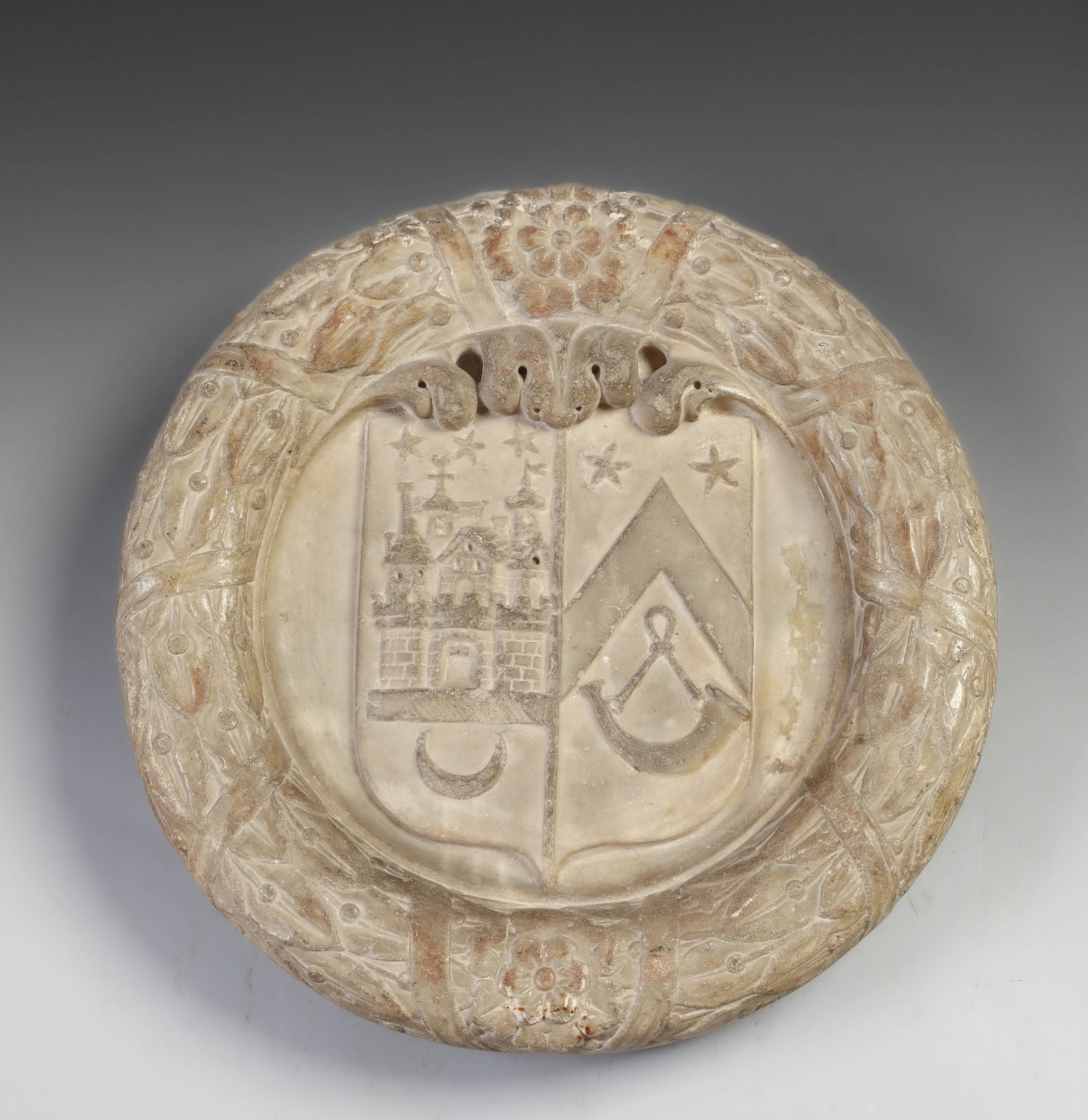 Large German or French Noble Coat of Arms in carved stone, 17th century: Masonic coat of arms carved in a circular medallion. Stone, Germany or France, 17th century. Diameter: 35 cm. Lot in international warehouse (outside the EU). For shipments to the European Union, impo