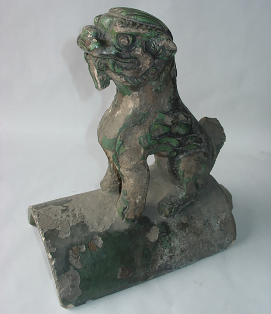 Crested oil ware crowned by a Fô dog. Terracotta with a green monochrome glaze. Porcelain. Ming (1 of 2)