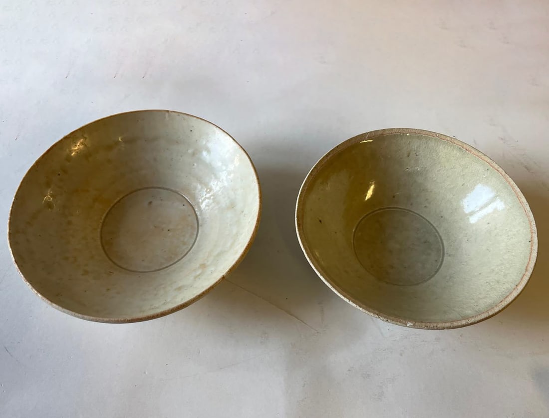 Fine porcelain stoneware cup with a partially glazed cream celadon monochrome glaze. Porcelain. Song: Fine porcelain cup with a partially glazed cream celadon monochrome glaze. Porcelain. Song Dynasty. 960 to 1279. Height 5 cm x diameter 13 cm. China - Tibet - Ming - Qing - Oriental Art - Asian Art - 
