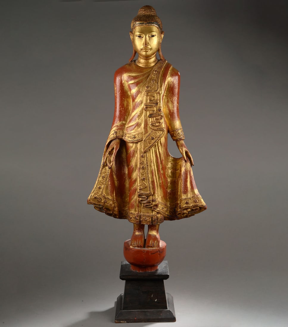 Standing Buddha displaying his utarasanga monastic robe with bubbling folds. Gold-lacquered wood: Standing Buddha displaying his utarasanga monastic robe with bubbling folds. Gold-lacquered wood inlaid with sulfide. Thailand. Mandalay style. Early 20th century. 80 cm. China - Tibet - Oriental Art 