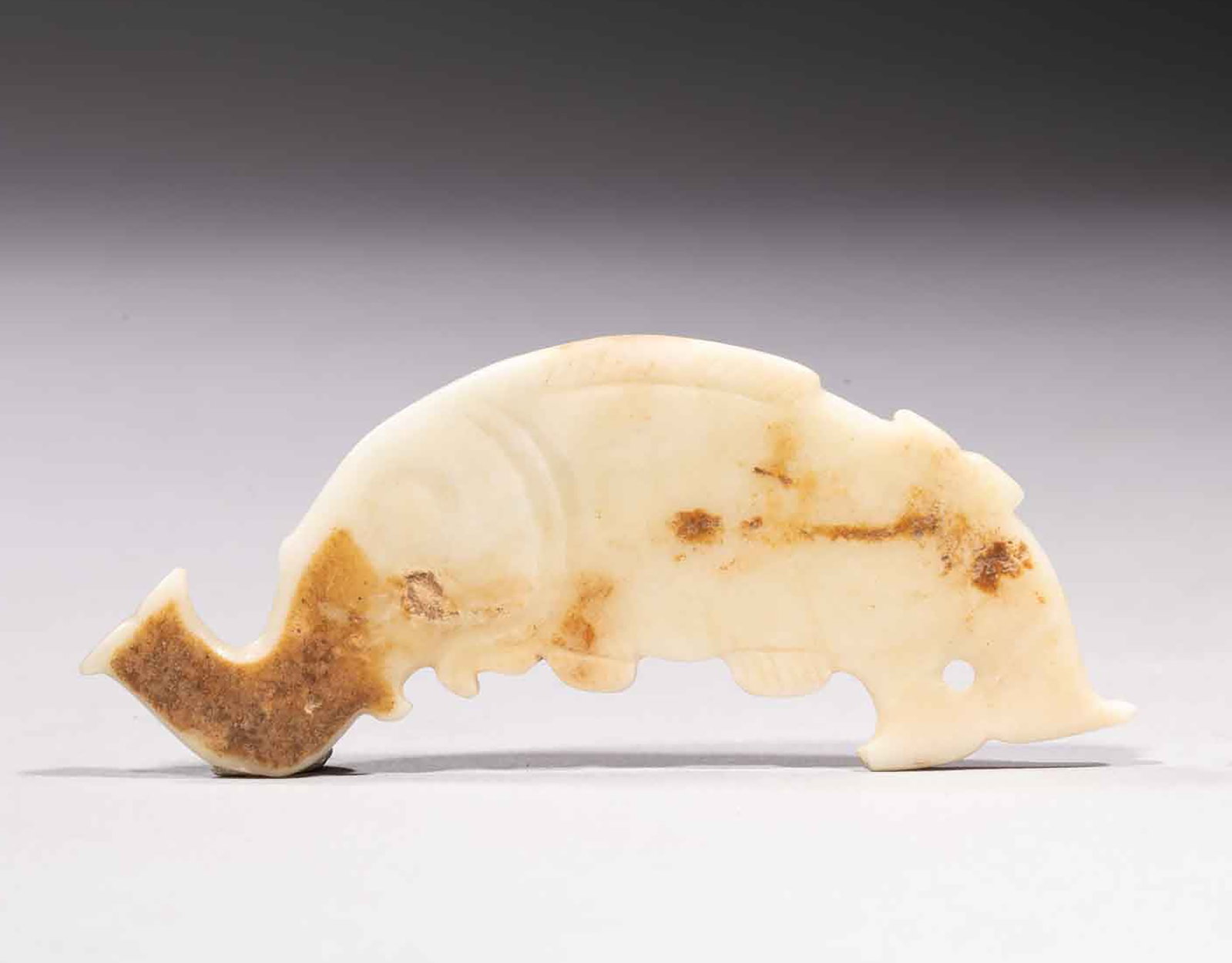 Zoomorphic Pendant - China Western Zhou Dynasty - 11th to 7th Century BC 8cm x 3.5cm: 8cm x 3.5cm. In the same collection since 1980. Lot in international warehouse (outside the EU). For shipments to the European Union, import duties and/or taxes will apply and are the responsibility o