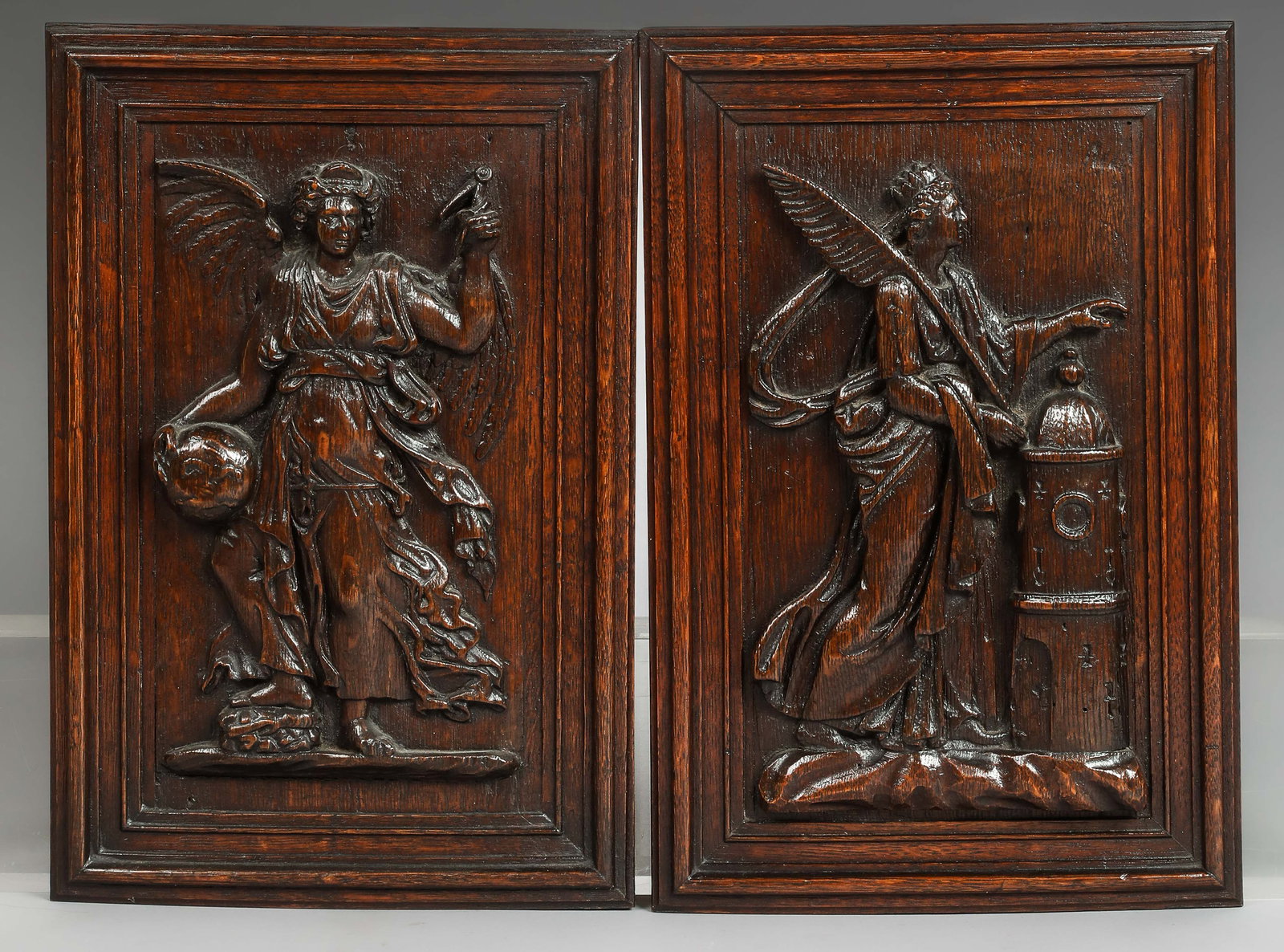 Pair of small carved wooden panels with angels, 17th century - German or French Baroque (1 of 2)