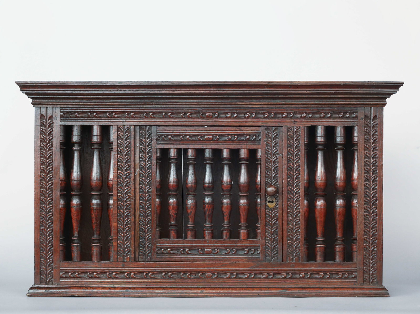 Wooden birdcage, France, 17th century: Measurements: 53 x 95 x 25 cm. Lot in international warehouse (outside the EU). For shipments to the European Union, import duties and/or taxes will apply and are the responsibility of the buyer.