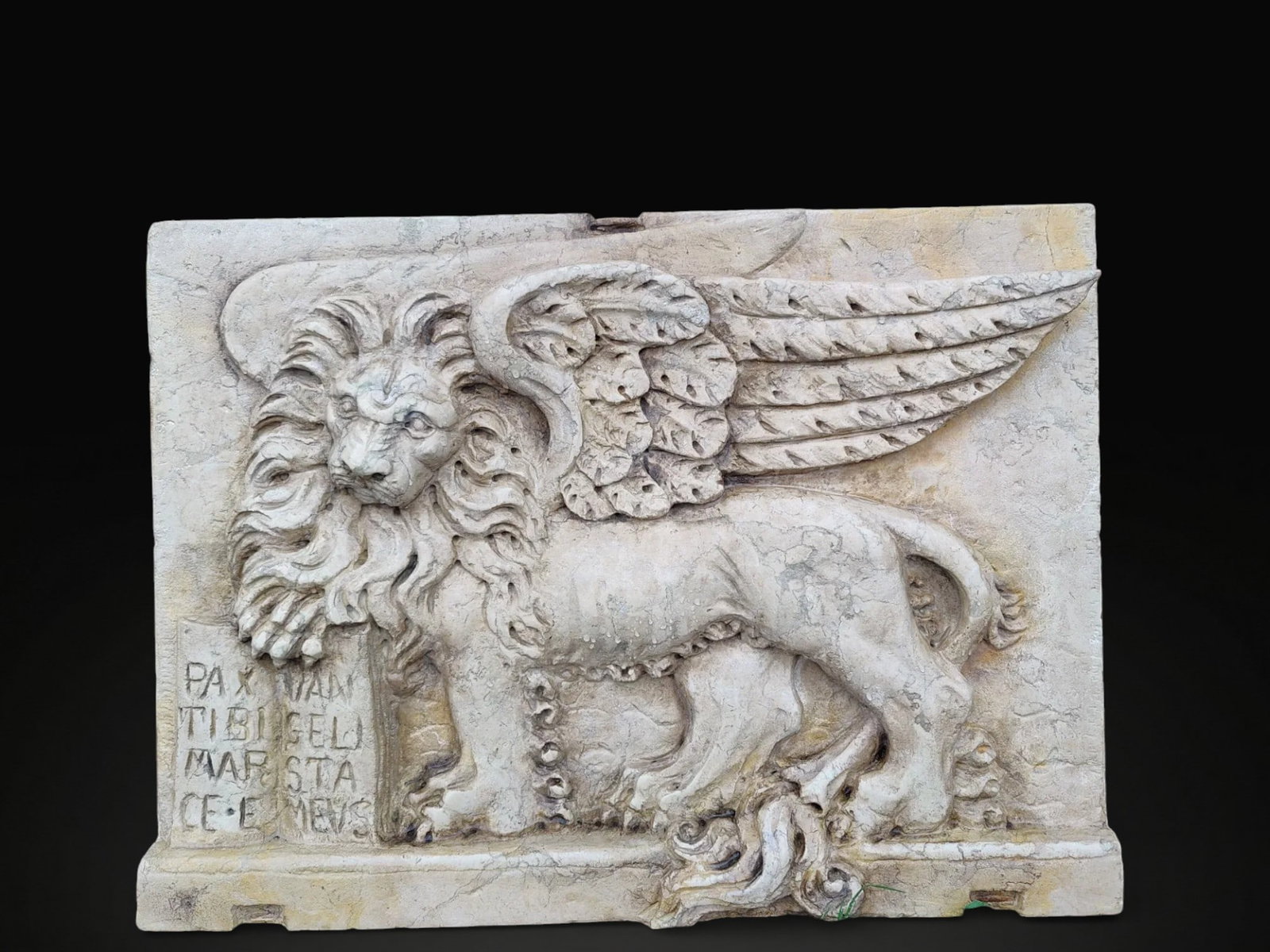 High relief in marble representing the Lion of Saint Mark, Italy, 20th century: Carved marble. Dimensions: 76 × 55 cm; maximum thickness 6 cm, edge thickness 3 cm. Sculptural high relief depicting the Lion of Saint Mark, an emblematic symbol of Venice, from Venice, private colle