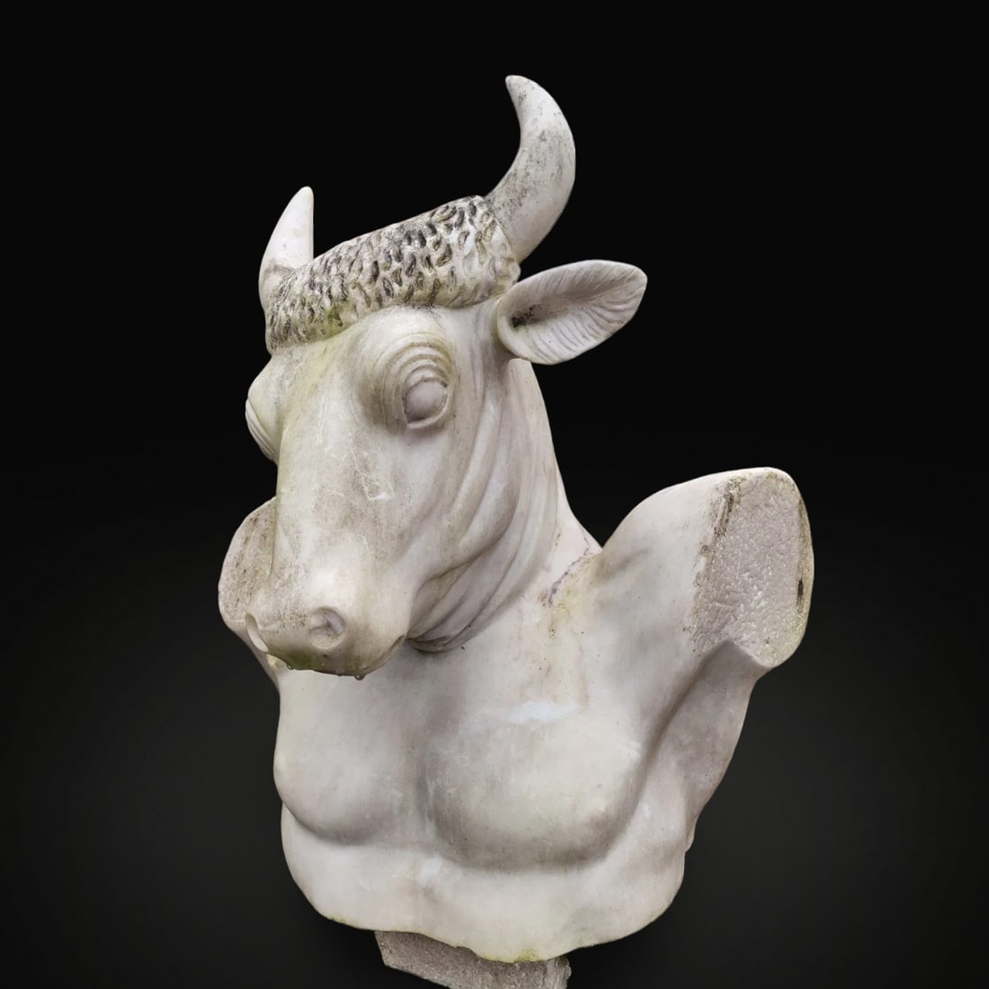 Marble sculpture representing a Minotaur, Italy, 20th century: Carved marble. Dimensions: 55 × 35 × 65 cm. A beautiful marble sculpture representing the Minotaur, crafted with remarkable sculptural skill and meticulous attention to detail, especially evident in