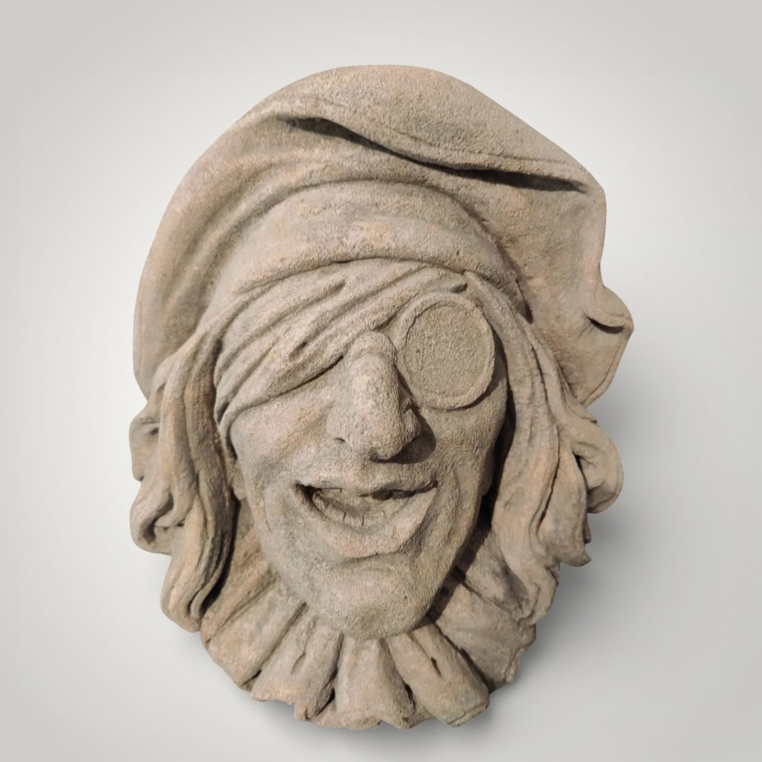 Stone figurehead from Vicenza representing a Pirate, Italy, 20th century: Carved Vicenza stone. Dimensions: 38 × 32 × 18 cm. A spectacular Venetian Carnival mask depicting a pirate, recognizable by its classic blindfold and expressive headdress. Sculpted with great expres