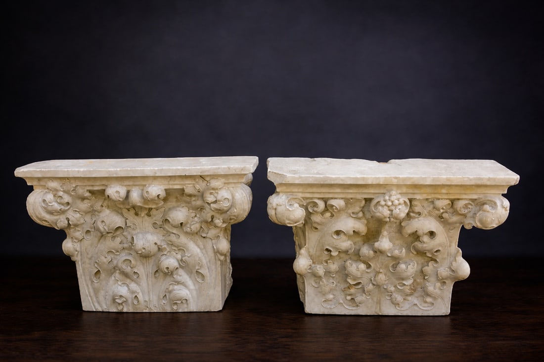 Pair of Carrara marble capitals with acanthus leaves, Italy, 16th century: Hand-carved Carrara marble. Measurements: lower base 44 × 15 cm; upper base 69 × 27 cm; height 48 cm; weight approx. 100–150 kg (each). A beautiful pair of Renaissance capitals decorated with inte