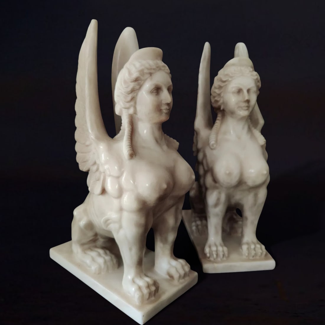 Pair of sphinxes in Carrara marble, Italy, 20th century: Carrara marble carved from a single block. Dimensions: 38 × 23 × 12 cm (each). An extraordinary pair of fully sculpted sphinxes, of rare beauty and delicate execution, with precise anatomy and an el