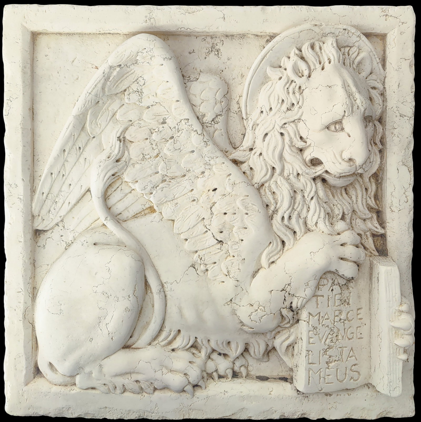 Impressive relief of the Lion of Saint Mark in Biancone di Asiago marble, Italy, 20th century: Biancone di Asiago marble carved in low relief. Dimensions: 63 × 63 × 10 cm. Extraordinary representation of the Lion of Saint Mark, emblem of the Serenissima Republic of Venice, finely hand-carved 