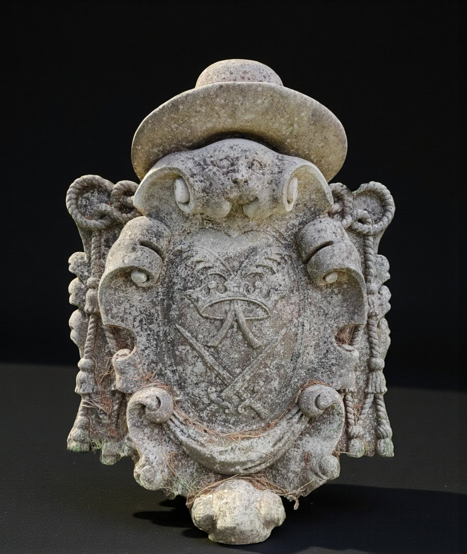Important coat of arms of cardinal heraldry, Italy, 19th century: Vicenza stone carved in high relief. Dimensions: 100 × 80 × 40 cm. A magnificent piece of exceptional quality depicting a large cardinal's coat of arms with a galero and tassels—indicative of epis
