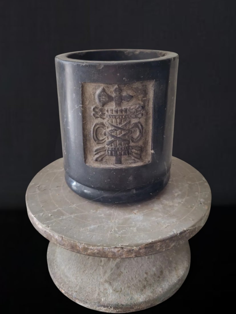 Large container in Nero Marquina marble with fascio littorio motif, Italy, 20th century: Carved Nero Marquina marble. Dimensions: 17 × 15 × 11.5 cm. Elegant cylindrical pencil holder decorated with a fasces and a profile on opposite sides, with refined craftsmanship and beautiful marble
