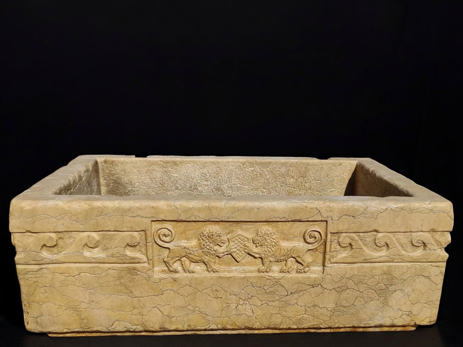 Botticino marble washbasin with two facing lions, Italy, 20th century: Finely carved Botticino marble. Dimensions: 70 × 43 × 25 cm; interior 59 × 33 cm. Elegant washbasin decorated on the front with two facing lions, meticulously crafted and with balanced proportions.