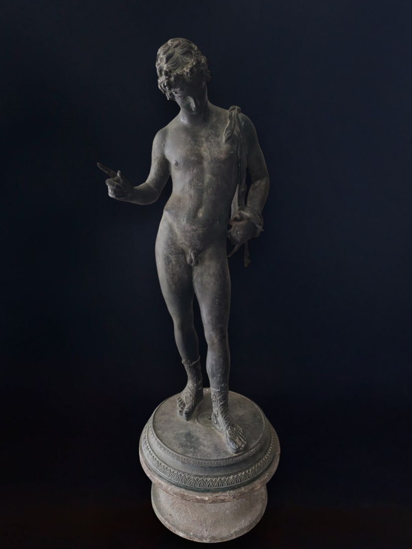 Bronze sculpture representing Narcissus, Italy, 20th century: Patinated bronze. Dimensions: 62 × 20 cm. Elegant sculpture representing Narcissus, a figure from Greek mythology famous for his extraordinary beauty and his love of his own reflection, according to 
