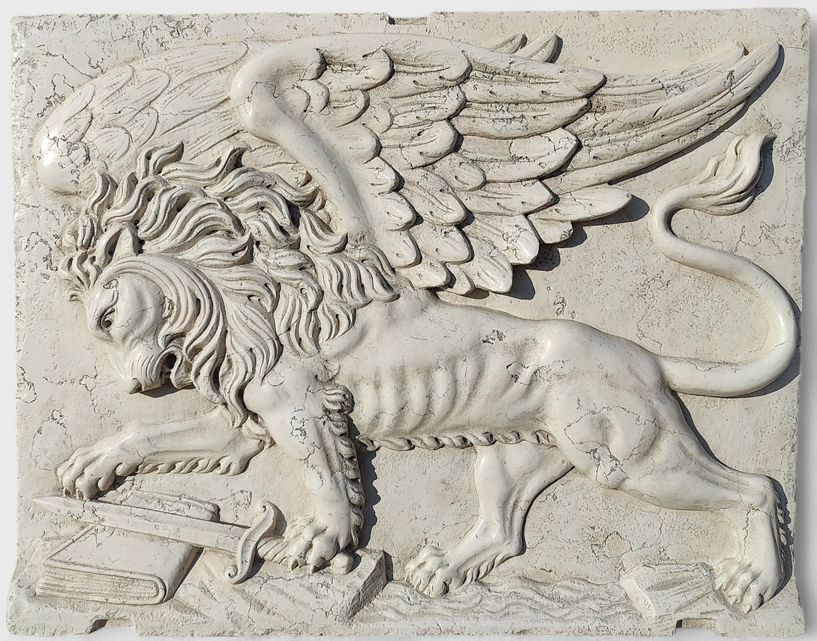 Relief of the Lion of Saint Mark with a book and sword, Italy: Carved Biancone Asiago marble. Dimensions: 83 x 63 x 8 cm. Weight: approx. 70/80 kg. Origin: Venice, private collection. Batch in international warehouse (within the EU). Intra-EU shipping: no import 