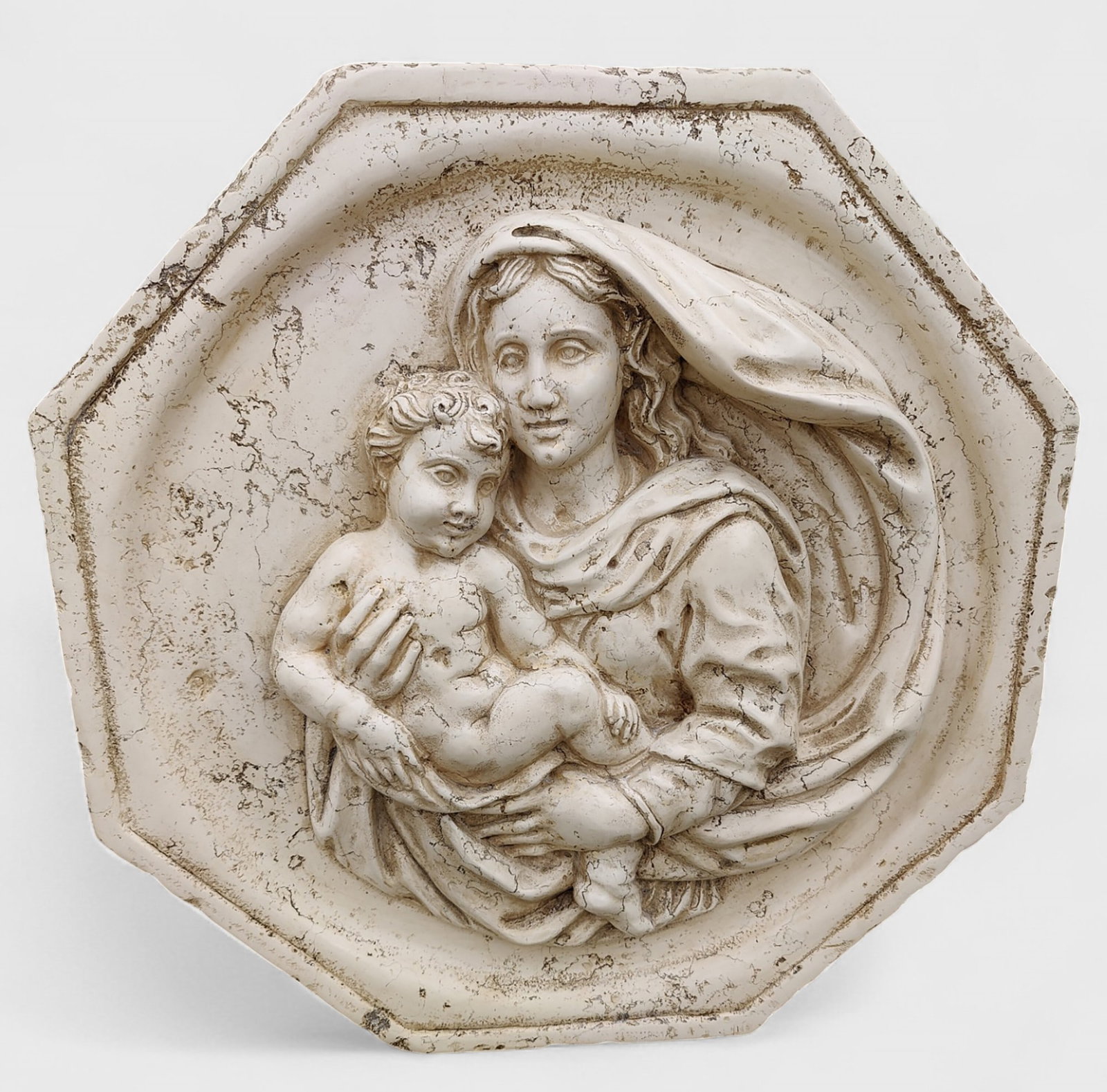 Octagonal medallion in Biancone marble from Asiago depicting the Madonna and Child, Italy: Carved marble. Dimensions: 73 x 73 x 11 cm. Batch in international warehouse (within the EU). Intra-EU shipping: no import duties apply within the EU. An export permit from the country of origin may b