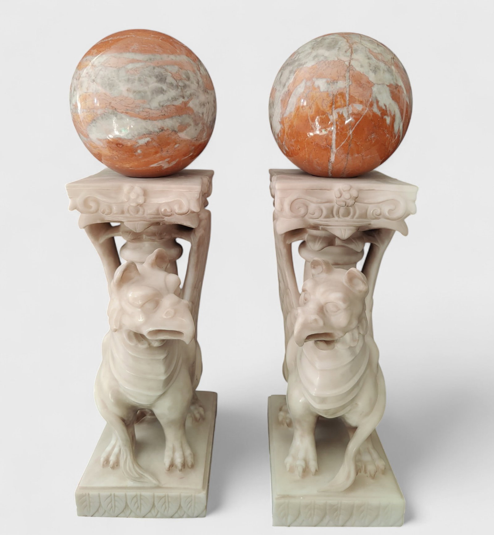 Important pair of Carrara marble griffins, crowned by a red marble sphere from France and Italy (1 of 4)