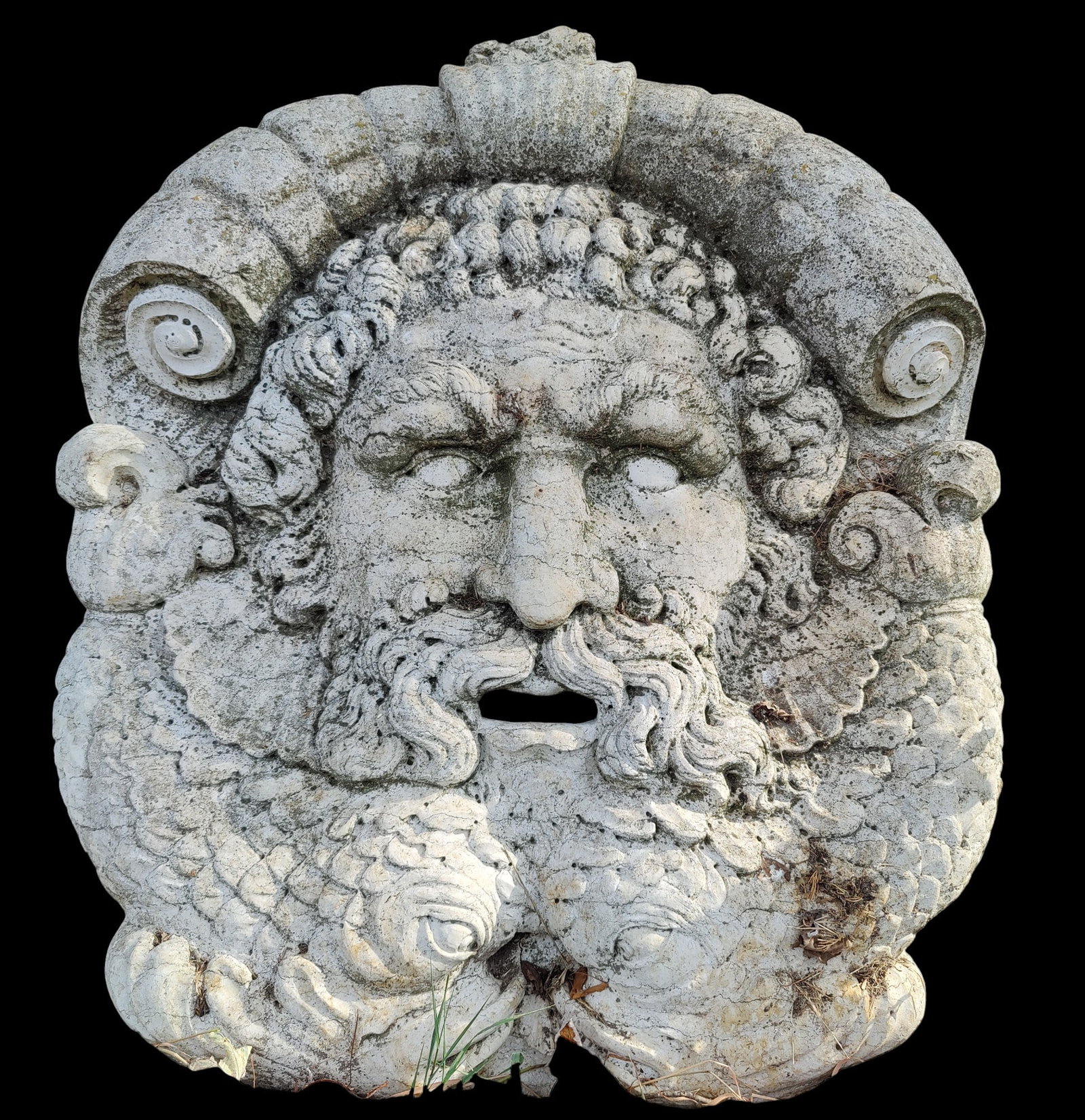 Important granite figurehead representing Neptune carved in marble, Italy, 18th century: Dimensions: 100 x 80 x 20 cm. This work depicts Neptune accompanied by two dolphins. Of great artistic value, it stands out for its patina, grain, and precise carving. It can be used as a fountain. Th