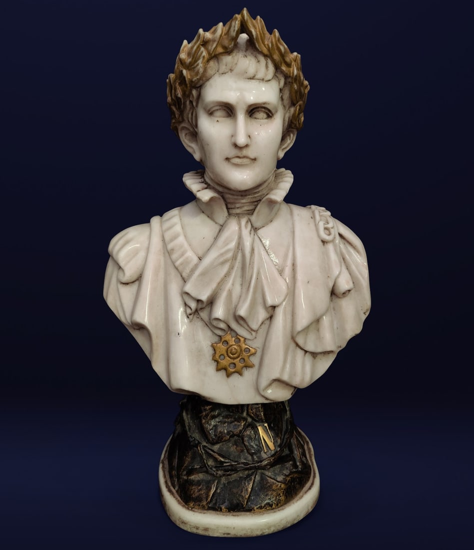 Important bust of Napoleon in Carrara marble with a bronze base, Italy, 19th century: Exclusive bust of Napoleon with a laurel wreath, symbol of his proclamation as Emperor. From a private collection in Venice, it stands out for its refined workmanship, balanced proportions, and elegan