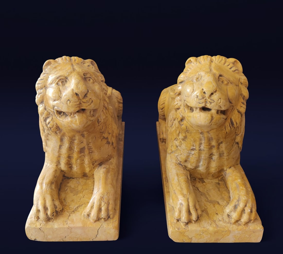 Spectacular pair of lions in Italian Romanesque style in yellow marble, Italy, 19th century: Pair of Gothic lions hand-carved from a single block of royal yellow marble, originally used as church candlesticks. They stand out for their exceptional grain, elegant color, and sculptural precision