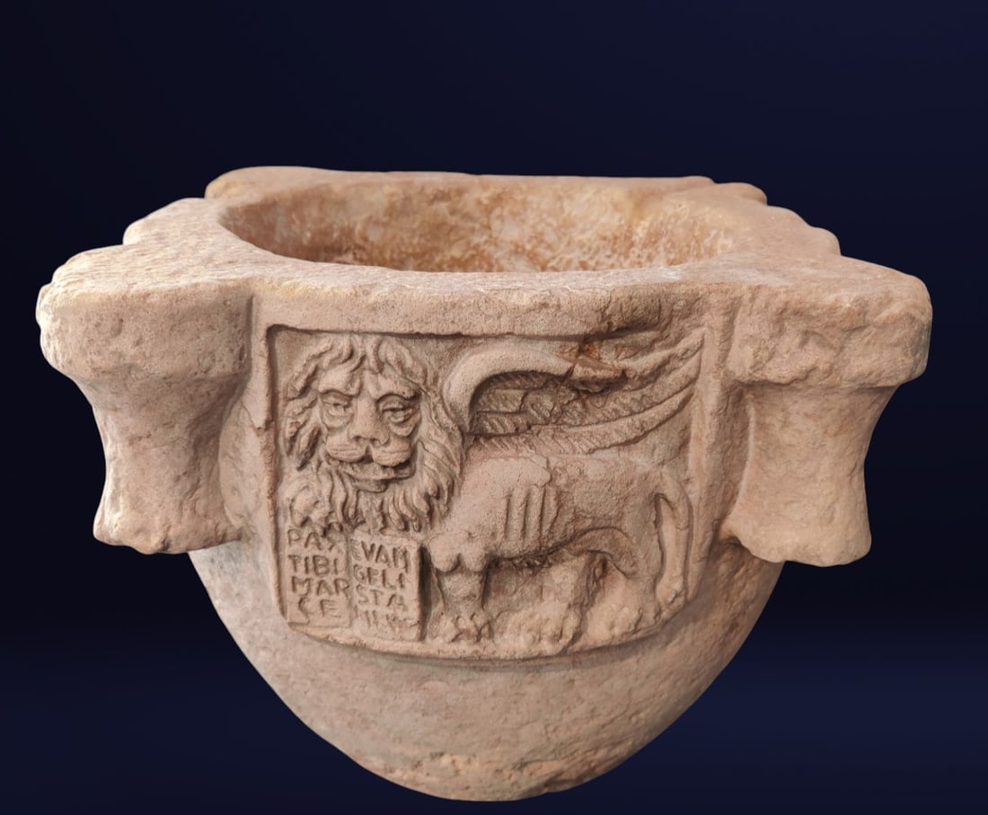 Istrian marble mortar representing the 4 Maritime Republics, Italy, 19th century: Carved Istrian marble. Dimensions: 46 x 46 cm. Magnificent Venetian mortar and pestle in Istrian marble, with the sculpted symbol of each of the four Maritime Republics on its sides. From Venice, part
