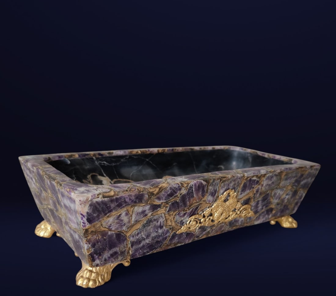 Calacatta Viola marble jewelry box, Italy, 19th century: Carved Calacatta Viola marble. Dimensions: 31 x 25 x 8 cm (height). Exclusive Calacatta Viola marble jewelry box, with delicate golden veining and golden fregegia that enhance its elegance. Sourced fr
