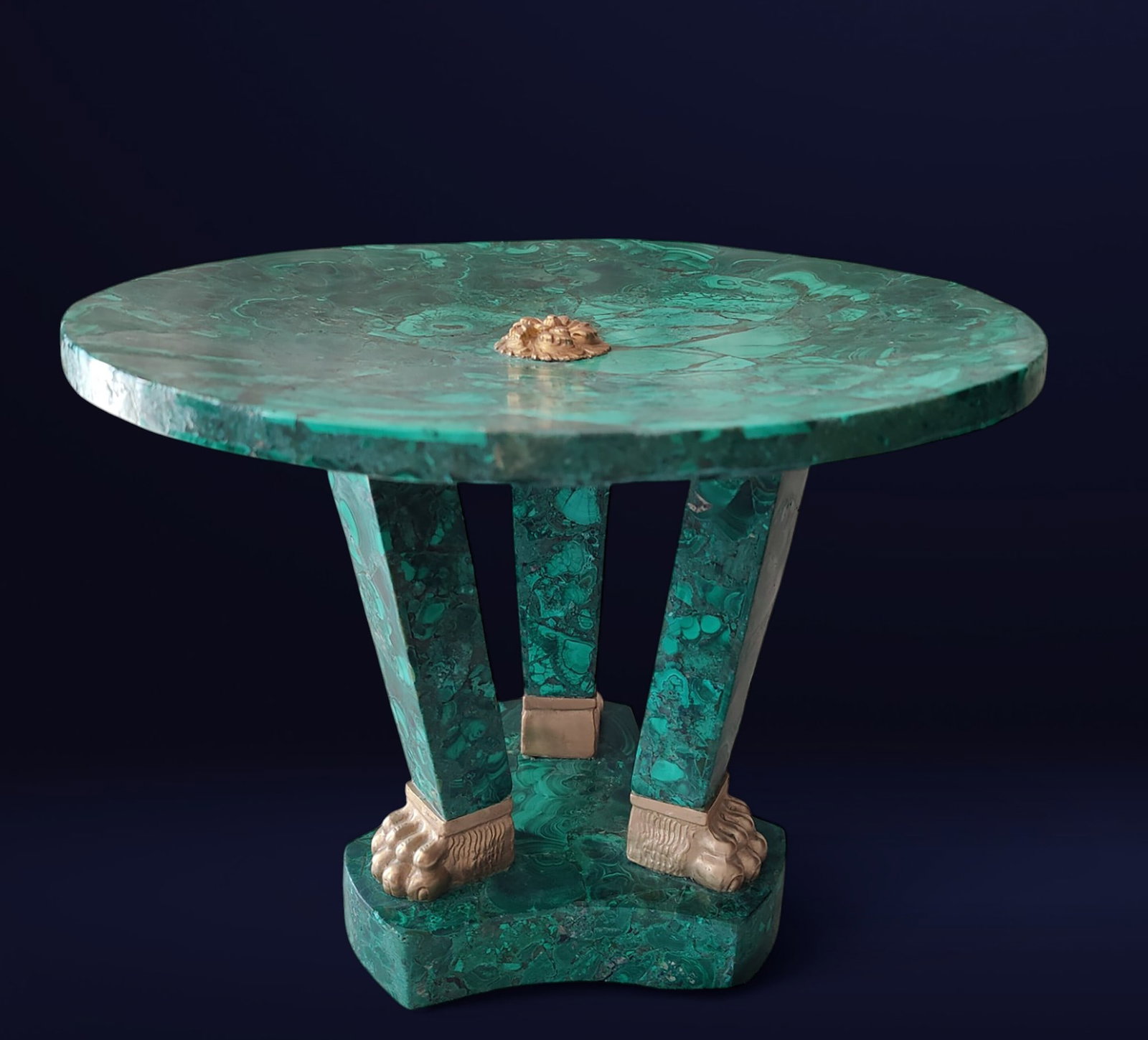 Elegant central malachite tripod pedestal, Italy, 19th century: Carved malachite with bronze appliqués. Measurements: 27 cm high x 36 cm wide x 18 cm deep. A refined and exclusive object, ideal as a decorative centerpiece. Of medium size and balanced proportions,