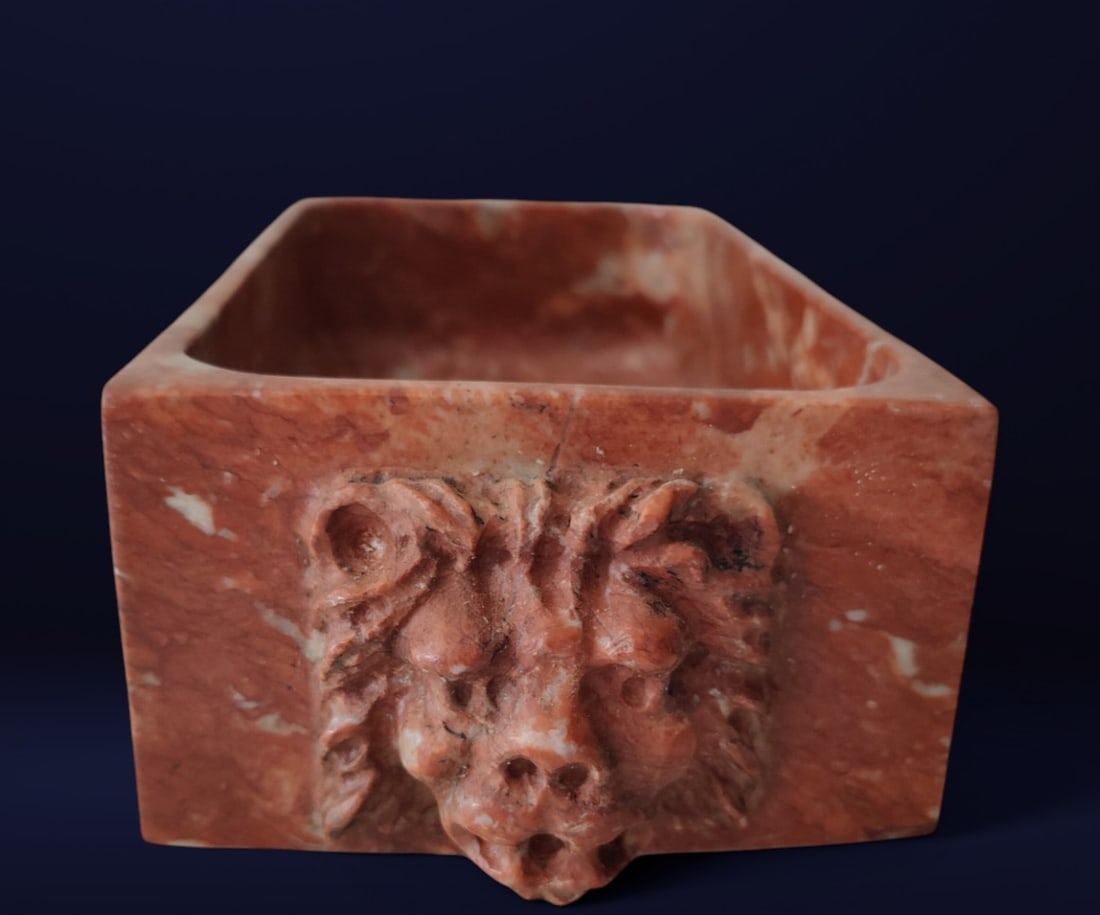 Jewelry box in inlaid red Verona marble, Italy, 19th century: Carved red marble. Dimensions: 30 x 15 x 10 cm. Exclusive jewelry box in Verona red marble with black Marquina marble inlays and two sculpted lion heads on the sides. From a private collection in Veni