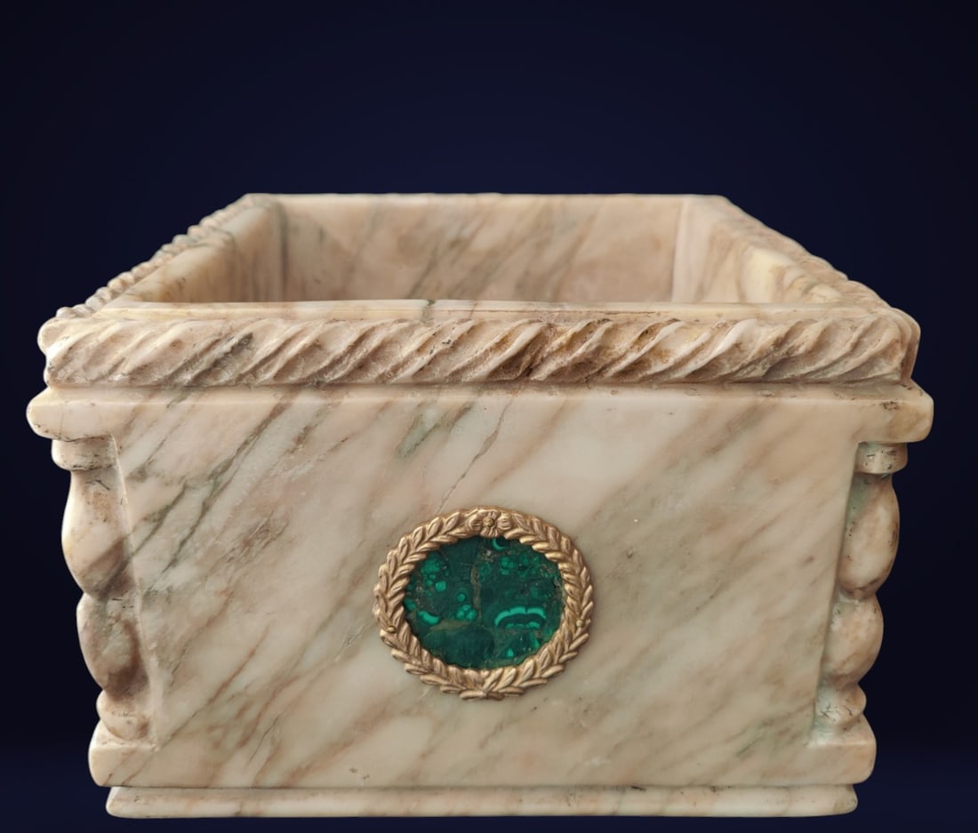 Carrara marble mortar with malachite inlays and gilt details, Italy, 19th century: Impressive mortar and pestle made of Carrara marble, embellished with two malachite inlays and decorated with elegant gilded fregeria. The four carved columns at the corners and the refined molding al