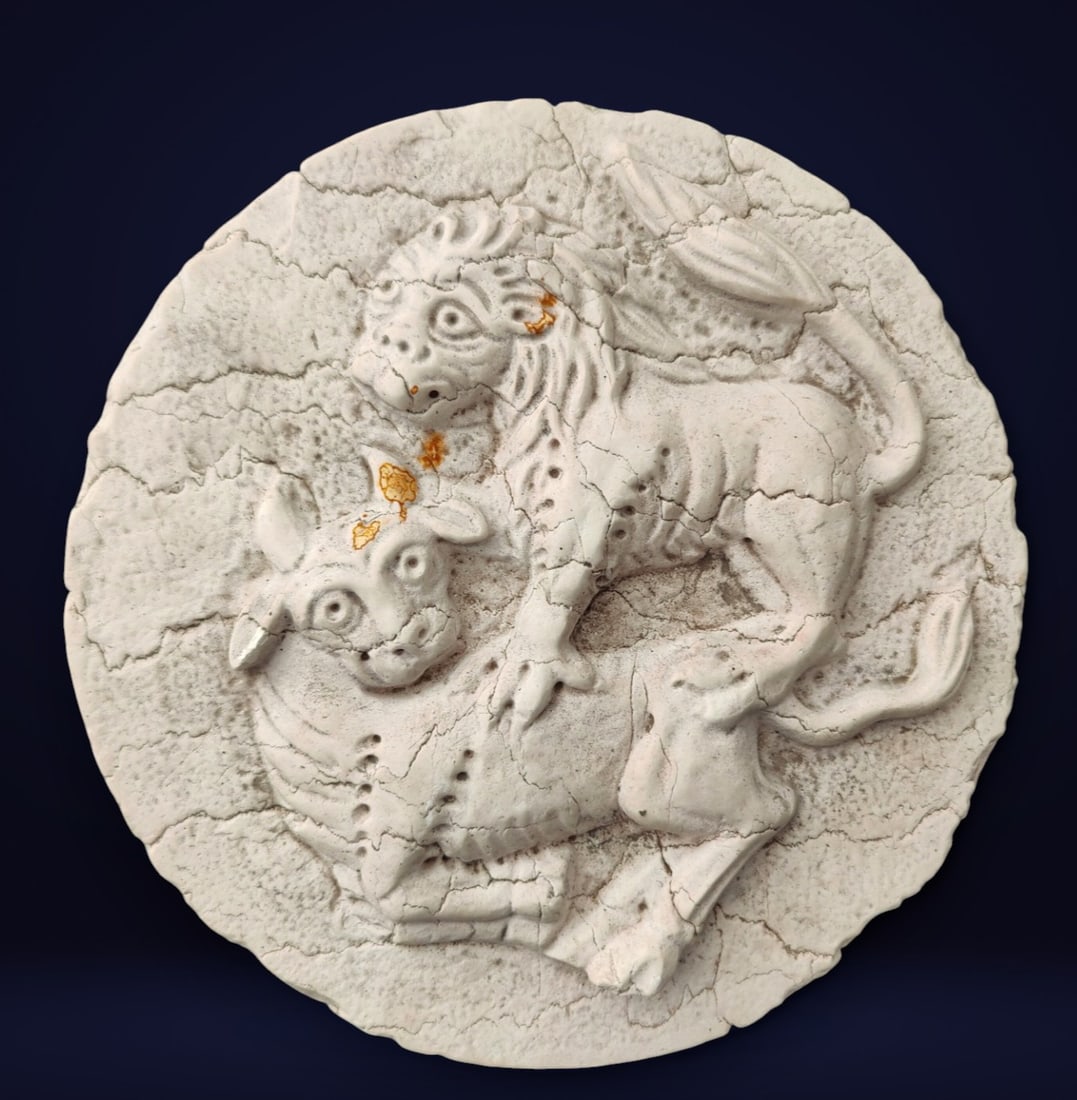 Venetian patera depicting a bull and a lion fighting, Italy, 18th century: Istrian carved marble. Dimensions: 32 cm x 7 cm. Located in an international warehouse.