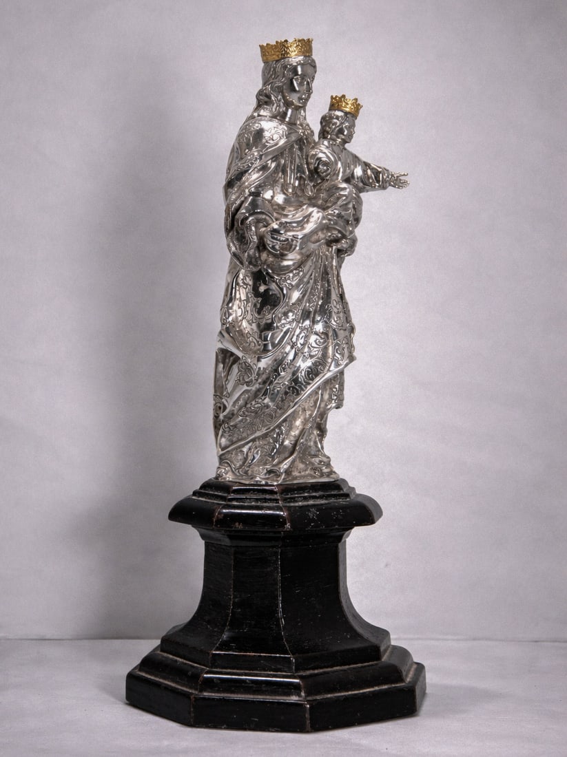 Exquisite 18th century Neapolitan Madonna in silver with crowns in 18k gold or more: Madonna figure only: 20cm. Total dimensions with base: 30 x 14 x 12 cm. Weight of the Virgin figure only (without base): 266g