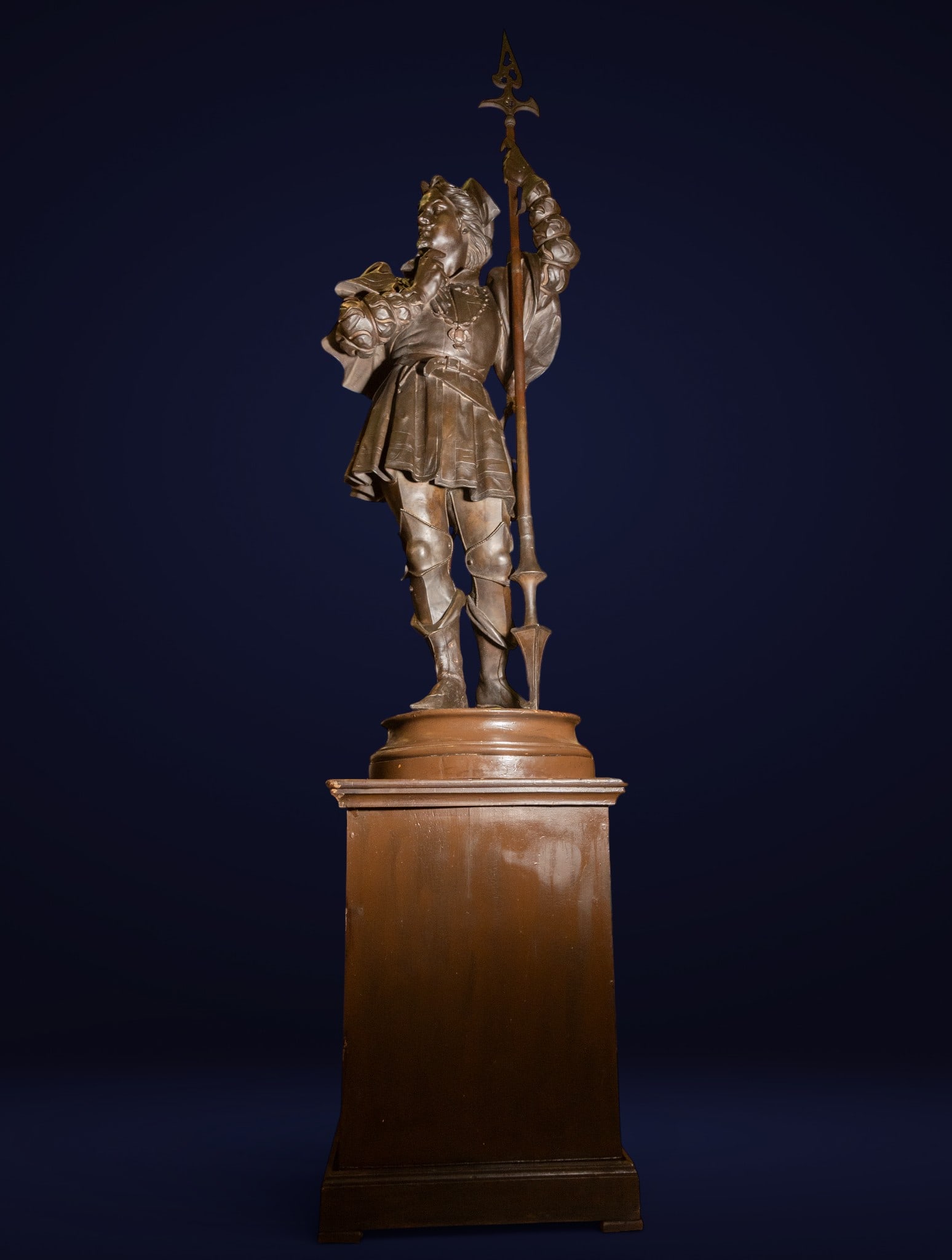 Monumental sculpture of Swiss Guard in gilded metal, 19th-20th century: Patinated metal on a pedestal. Overall dimensions: 280 x 60 x 58 cm. 