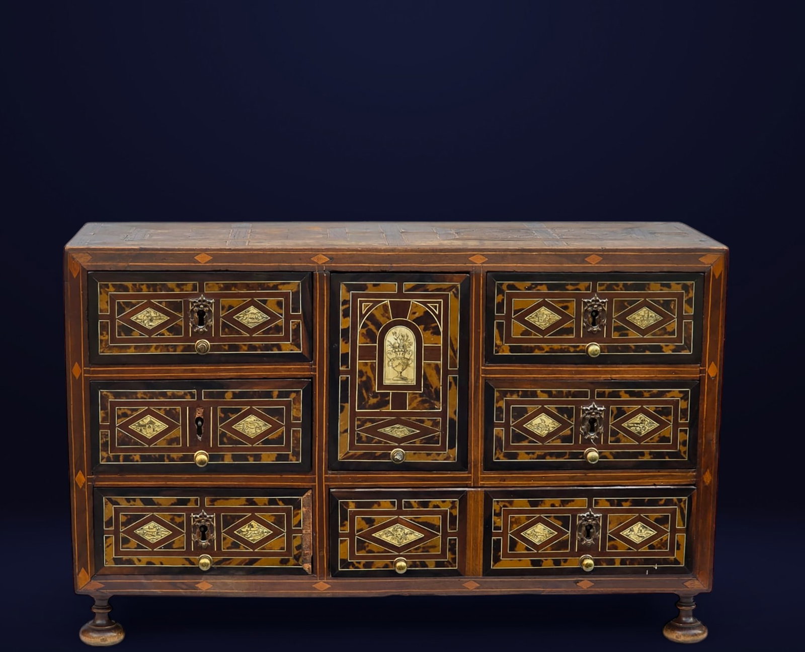 Beautiful Hispano - Flemish Bargueño in tortoiseshell, bronze and fruit marquetry from the 17th: 69 x 24 x 44 cm