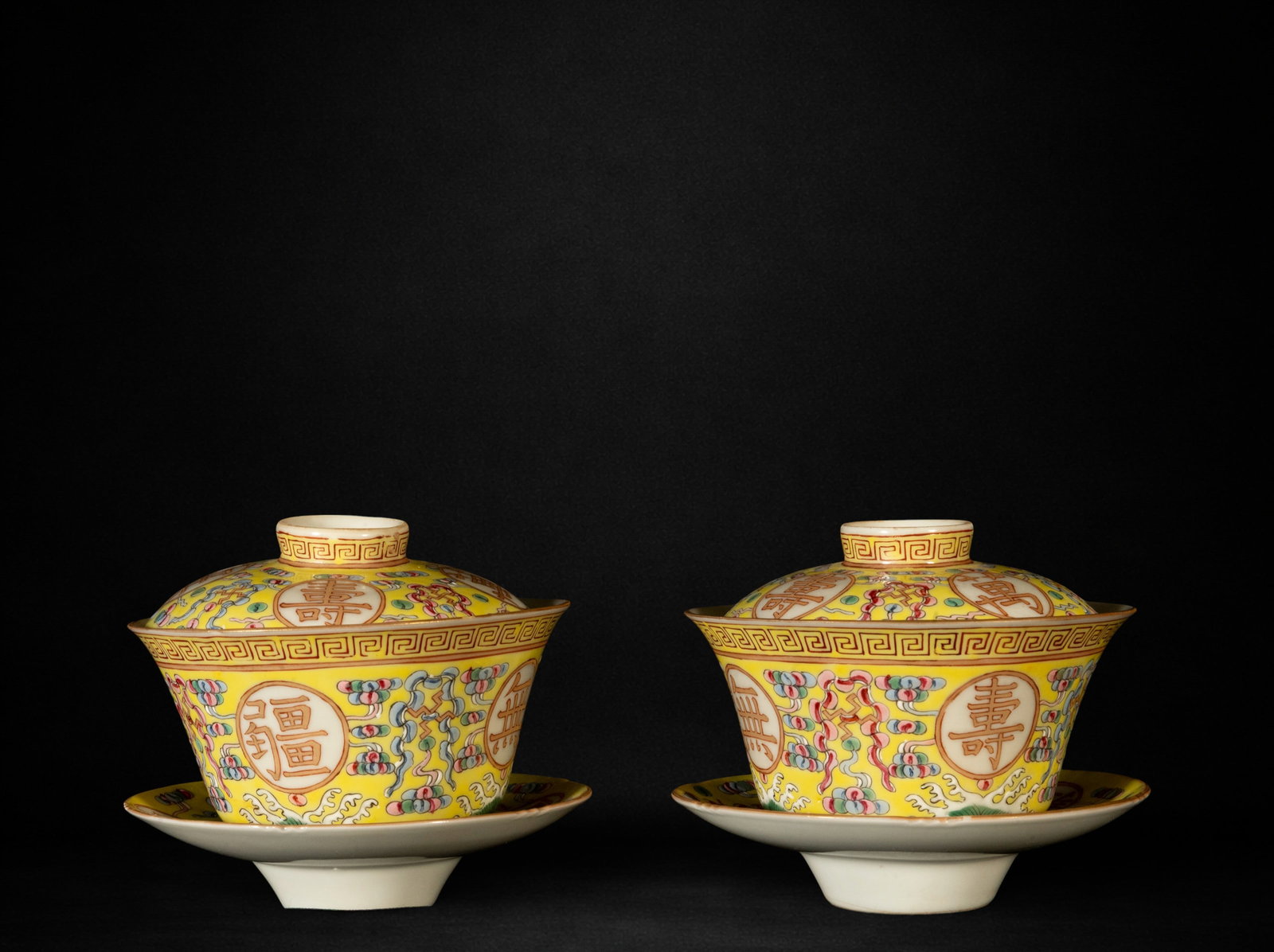 Pair of Chinese imperial cups, late Qing Dynasty - Ming Dynasty. Early 20th century: Sealed, provenance: former collection of a gentleman, pre-1970. Measurements: 11 x 11 x 11 cm total, including chargers. Perfect condition. No hairline cracks.