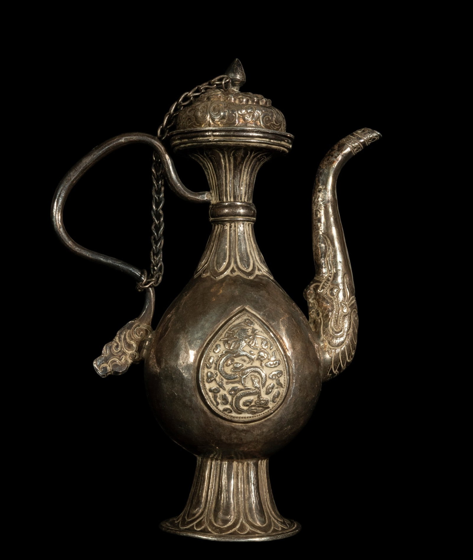 CHINESE EXPORT FINE SILVER ISLAMIC MARKET EWER - LATE 18TH CENTURY: Qianlong . Dimensions: 17 x 13 cm, weight: 270 g, in fine silver of 900 or higher, late 18th century. Qianlong Chinese silver, 18th century, for export to the Islamic market. Provenance: important pri