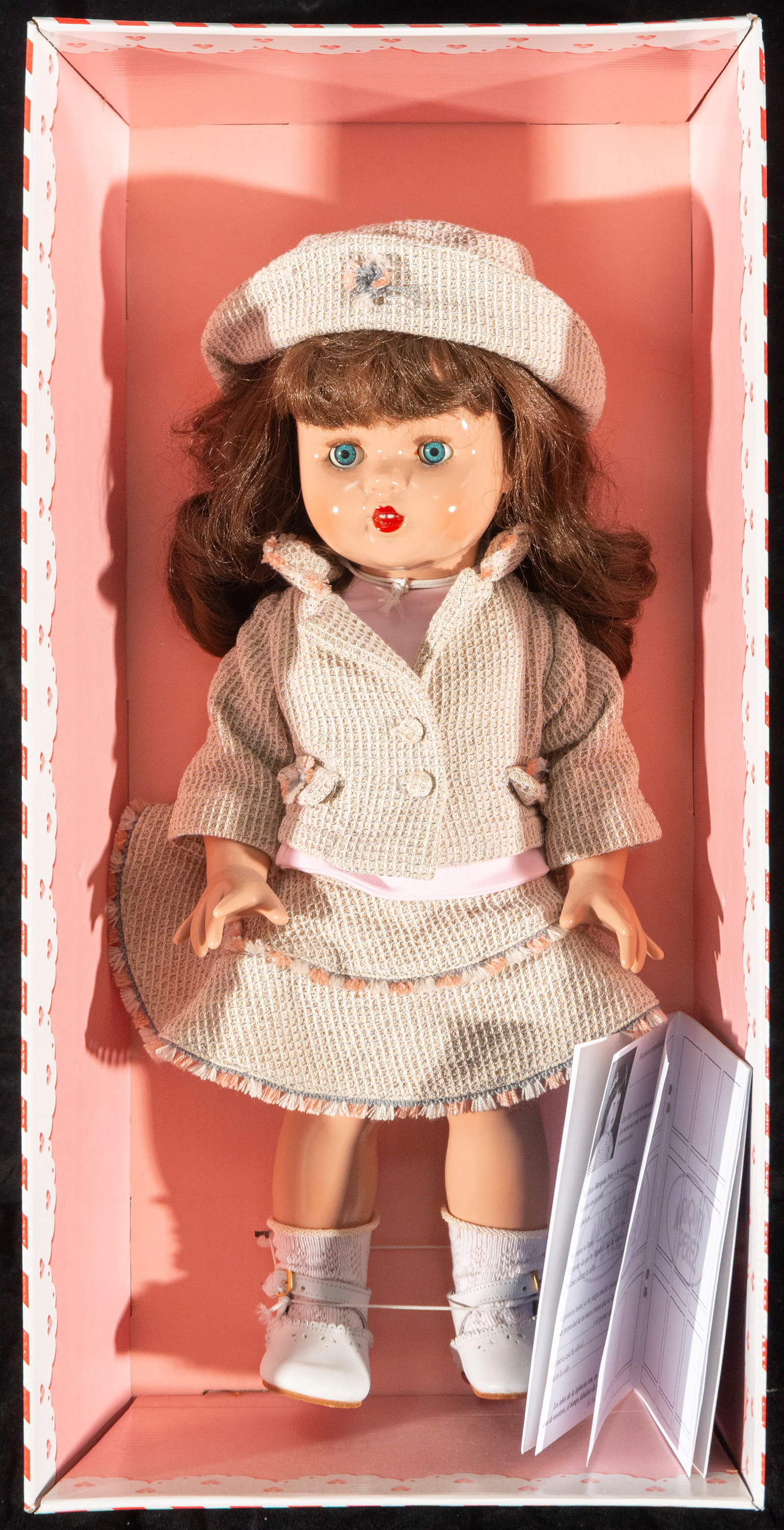 Mariquita Pérez doll with original box and family book, Spanish School, 20th Century (1 of 5)