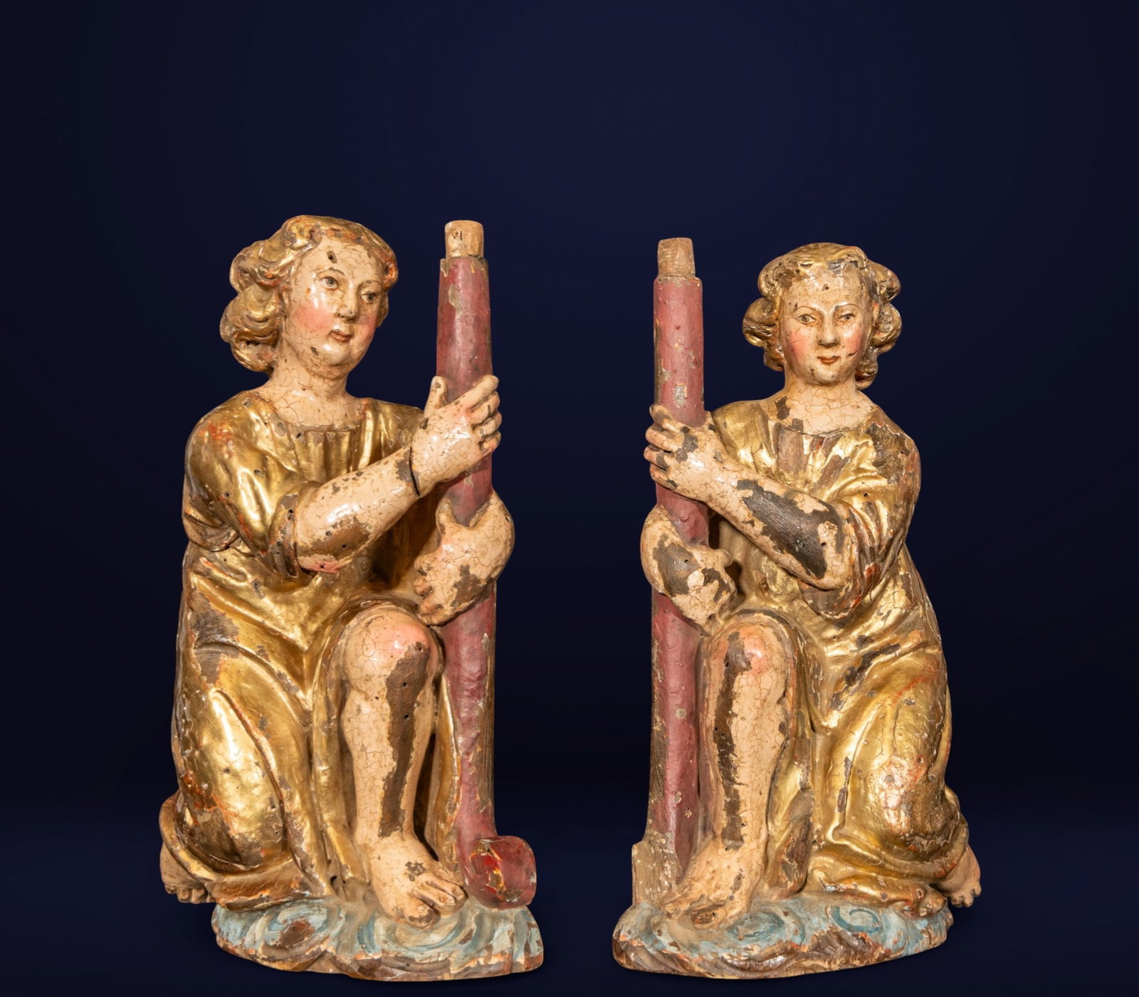 Pair of torchbearing angels from the late 16th and early 17th centuries: Carved, polychrome and gilded wood. Measures 26 x 19 x 8 cm.